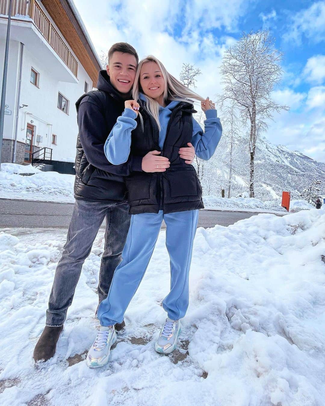 ダリア・スピリドーノワのインスタグラム：「Приехали покорять горы 🏂🏔  Честно, не очень люблю🤭 Но я теперь Нагорная, придётся учиться🤩   Что больше любите лыжи или борд🤔」
