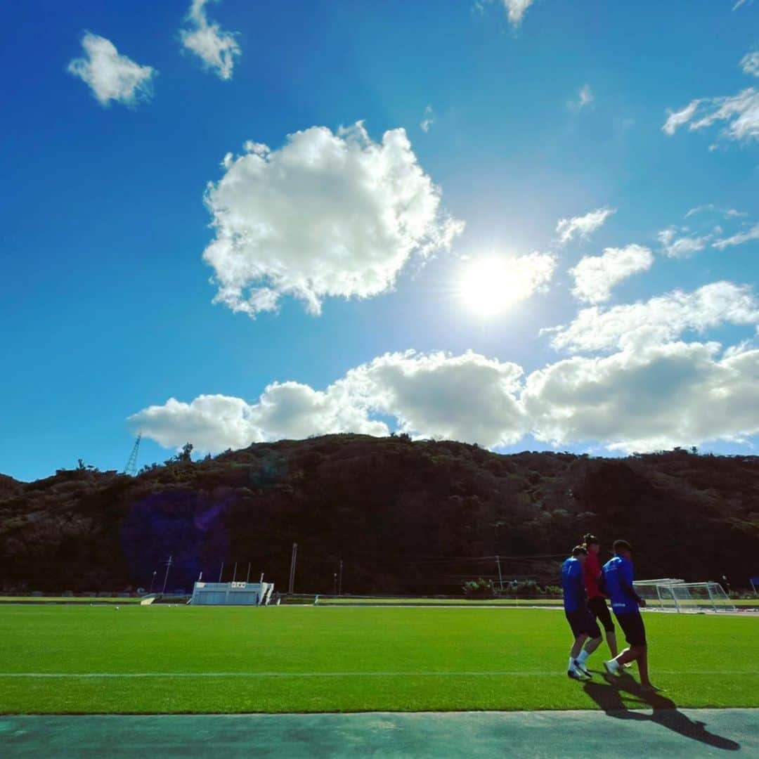 FC東京オフィシャルグッズさんのインスタグラム写真 - (FC東京オフィシャルグッズInstagram)「✊ 🔵TRAINING PHOTO🔴 #2021沖縄camp 4日目は最高の天気のなか、トレーニングを行いました!!!!!✊🔵🔴  厳しいトレーニングでしたが、全員がやりきりました!!!!!👏👏👏😆 @fctokyoofficial  #FC東京 #fctokyo #沖縄 #okinawa #キャンプ #camp #tokyo」1月30日 16時54分 - fctokyoofficial