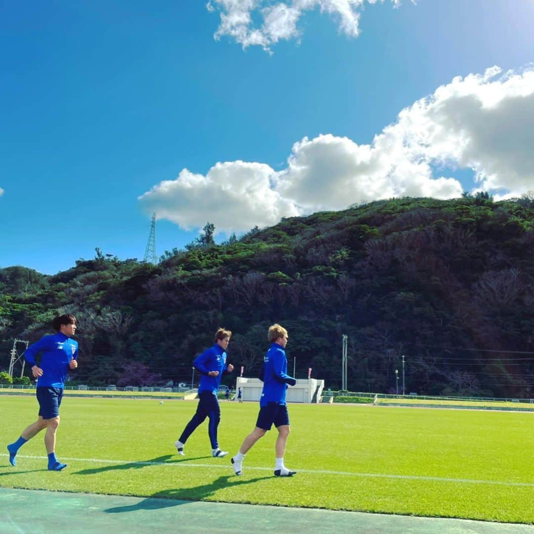 FC東京オフィシャルグッズさんのインスタグラム写真 - (FC東京オフィシャルグッズInstagram)「✊ 🔵TRAINING PHOTO🔴 #2021沖縄camp 4日目は最高の天気のなか、トレーニングを行いました!!!!!✊🔵🔴  厳しいトレーニングでしたが、全員がやりきりました!!!!!👏👏👏😆 @fctokyoofficial  #FC東京 #fctokyo #沖縄 #okinawa #キャンプ #camp #tokyo」1月30日 16時54分 - fctokyoofficial