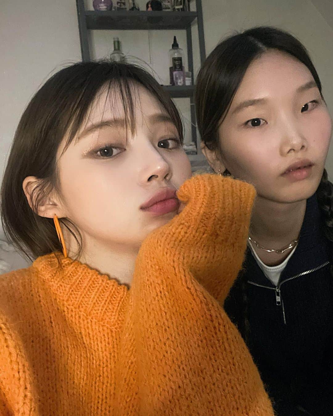 Yoonbitnaのインスタグラム：「나는 아직도 너네랑 내가 고딩때 그대로 같은데..이제 다 우리 나이때로 보인단디.. 나이를 묵긴 뭇다...」