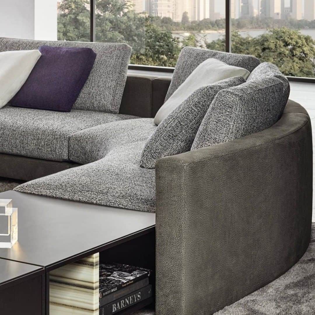 Minotti Londonさんのインスタグラム写真 - (Minotti LondonInstagram)「The Daniels seating system redesigns the living areas with brand new compositions, in which regular curves and ellipses interrupt the linearity of the layouts.  Tap the link in our bio to see the elegance of Daniels Sofa.  #interiordesign #minotti #minottilondon #homedecor #interiorstyling #residentialinteriors #furniture #homeinterior」1月30日 17時00分 - minottilondon