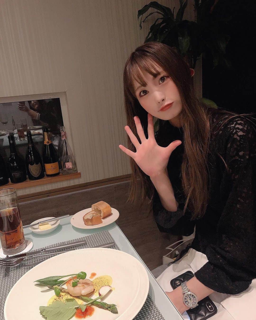 のインスタグラム：「可愛いあっちゃん😍 12月はあっちゃんの birthdayお祝いしていただき本当にありがとうございました💓💕💗感謝いっぱいの birthdayになったよ🌷🌷🌷🌷🌷🌷🌷🌷🌷🌷🌷🌷🌷 配信にも来てくれてありがとー♥️ thank youです😭🙌✨💓 皆様から暖かいギフトをいただきまして 改めて本当にありがとうございます😭✨ 🌸🌸🌸🌸🌸🌸🌸🌸🌸🌸🌸🌸🌸 1月こそイチナナLive配信ちゃんと頑張りまーす‼︎‼︎ 皆様に毎日smile〜😚♥️届けられる様に 💕💗張り切って頑張りまーす🙌✨😭 ☺️なんだかんだ言って、私が1番〜 皆様に配信で元気頂いてます♪😙ﾍﾍ 🌼🌼🌼🌼🌼🌼🌼🌼🌼🌼🌼🌼🌼 いつもありがと〜って言えて 幸せな気分にさせて頂いているのは 私だぁ☺️😂💓💗🙌笑笑 💕🐝🌻☺️🌼🌈🤍エランドール🎷ＰＭ8:00-ＡＭ1:00です🚨ｴﾗﾝﾄﾞｰﾙ＆ﾀｰｹﾞｯﾄにも是非遊びに来てください〜✌️🐰💕🌻 　1月はエランドール《あさみさん》の お誕生日 ✨birthday月です1.11.です💛次の日は😳😳✨《わかなちゃんの》 birthdayです💗💕お祝いラッシュLUSHでーす！！✨おめでとう🎉💗ﾍﾍ 来てくれるだけで♥️ありがとー！！！！♥️ 素敵な birthdayになったよ✨💕😚感謝いっぱいです♥️ 👆ちなみにｴﾗﾝﾄﾞｰﾙが本業です✨ さやかは話すことがめちゃめちゃ大好き💕 なんだなぁってここ最近凄く感じてます‼︎ 毎日初めての出逢いにワクワク🎉ドキドキ💓 毎日オシャレして可愛いメンバーちゃんと一緒に元気に皆様のご来店をお待ちしております‼︎ さやか→🥸Instagram🍑📷♡https://www.instagram.com/ssayaka0904/ も🙌✨🎉1.8万人✨🙌なりました🙌 皆様チェックして頂き本当にありがとうございます☺️💕💗💓嬉しい😆thank you〜 改めて本当にありがとうございます😭✨ ♥️♥️♥️🎉♥️♥️♥️🎉♥️♥️♥️🎉♥️♥️♥️ 今後とも宜しくお願い致します🥺。 ⚠️イチナナLIVEアプリ⚠️ダウンロード無料です 《さやか０９０４》🐝検索 ⚠️毎朝6時から6時45分までやってます🐼🐼 😚もし良かったら毎朝待ってますよー！！☺️ #帯広エランドール #帯広E'lan d'or#帯広ラウンジ #帯広スナック#帯広snack #帯広 #十勝帯広 #帯広飲み屋 #帯広写真 #帯広ローヤルプラザビル #北海道 #帯広可愛い #帯広ホステス #帯広飲み放題 #帯広アルバイト募集#帯広アルバイト#帯広求人 #帯広おすすめ #帯広女の子#帯広バイト募集 #帯広オシャレ#帯広グルメ#帯広看板娘#帯広ダンス#帯広オフィスK#帯広祭り#帯広コスプレ#帯広イベント#帯広ターゲット」