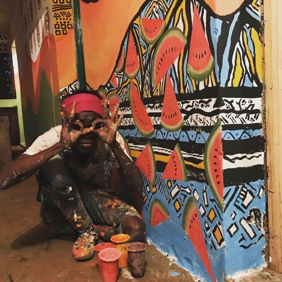 Grace Bonneyさんのインスタグラム写真 - (Grace BonneyInstagram)「@moanaloveniu: Nairobi, Kenya; LakiSama: Inside a middle school with no running water or electricity. Painted over 100 feel of wall inside school. Rest in Peace to Babx Okota who got killed in a motorcycle accident a few months after we completed this community school mural together. Love you Lil Bro. I miss you so much. We completed this mural in 1 week.  #MoanaLove #OceaniaLove #nairobi #nairobikenya」1月30日 17時04分 - designsponge