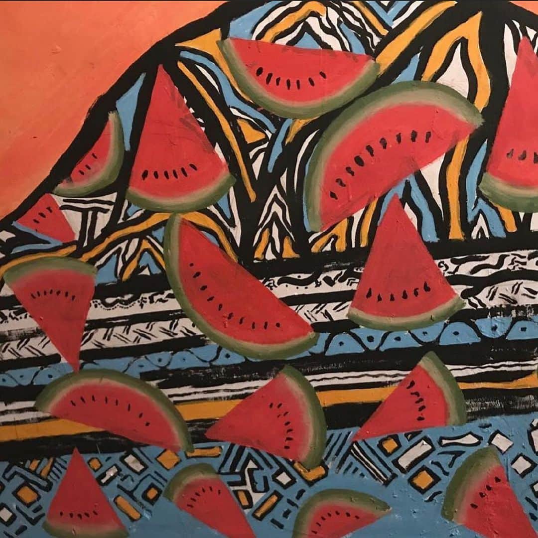 Grace Bonneyさんのインスタグラム写真 - (Grace BonneyInstagram)「@moanaloveniu: Nairobi, Kenya; LakiSama: Inside a middle school with no running water or electricity. Painted over 100 feel of wall inside school. Rest in Peace to Babx Okota who got killed in a motorcycle accident a few months after we completed this community school mural together. Love you Lil Bro. I miss you so much. We completed this mural in 1 week.  #MoanaLove #OceaniaLove #nairobi #nairobikenya」1月30日 17時04分 - designsponge