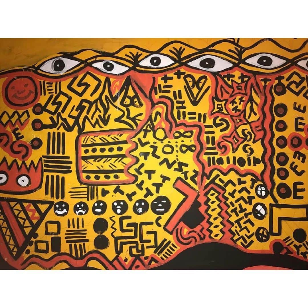 Grace Bonneyさんのインスタグラム写真 - (Grace BonneyInstagram)「@moanaloveniu: Nairobi, Kenya; LakiSama: Inside a middle school with no running water or electricity. Painted over 100 feel of wall inside school. Rest in Peace to Babx Okota who got killed in a motorcycle accident a few months after we completed this community school mural together. Love you Lil Bro. I miss you so much. We completed this mural in 1 week.  #MoanaLove #OceaniaLove #nairobi #nairobikenya」1月30日 17時04分 - designsponge