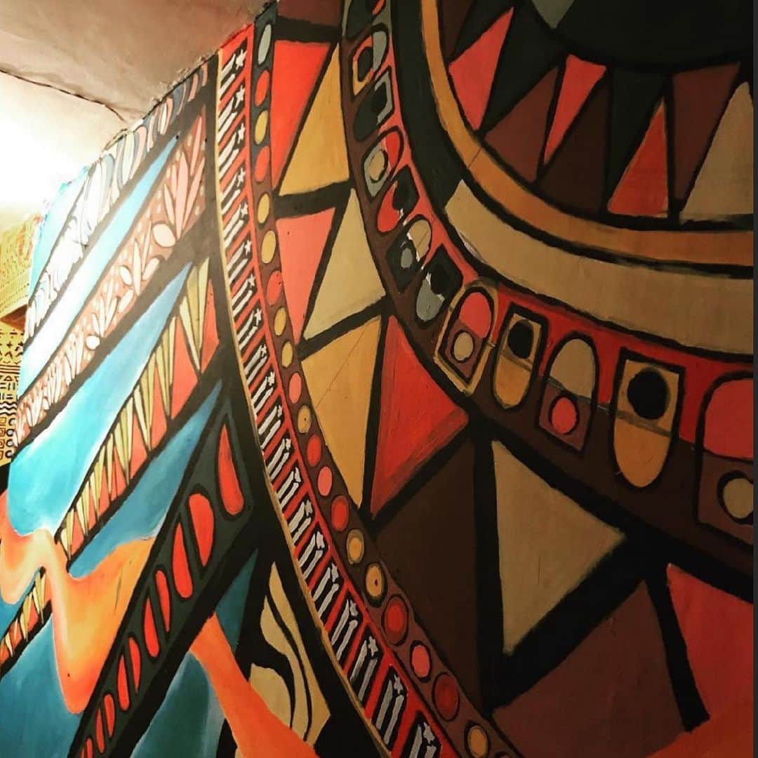 Grace Bonneyさんのインスタグラム写真 - (Grace BonneyInstagram)「@moanaloveniu: Nairobi, Kenya; LakiSama: Inside a middle school with no running water or electricity. Painted over 100 feel of wall inside school. Rest in Peace to Babx Okota who got killed in a motorcycle accident a few months after we completed this community school mural together. Love you Lil Bro. I miss you so much. We completed this mural in 1 week.  #MoanaLove #OceaniaLove #nairobi #nairobikenya」1月30日 17時04分 - designsponge