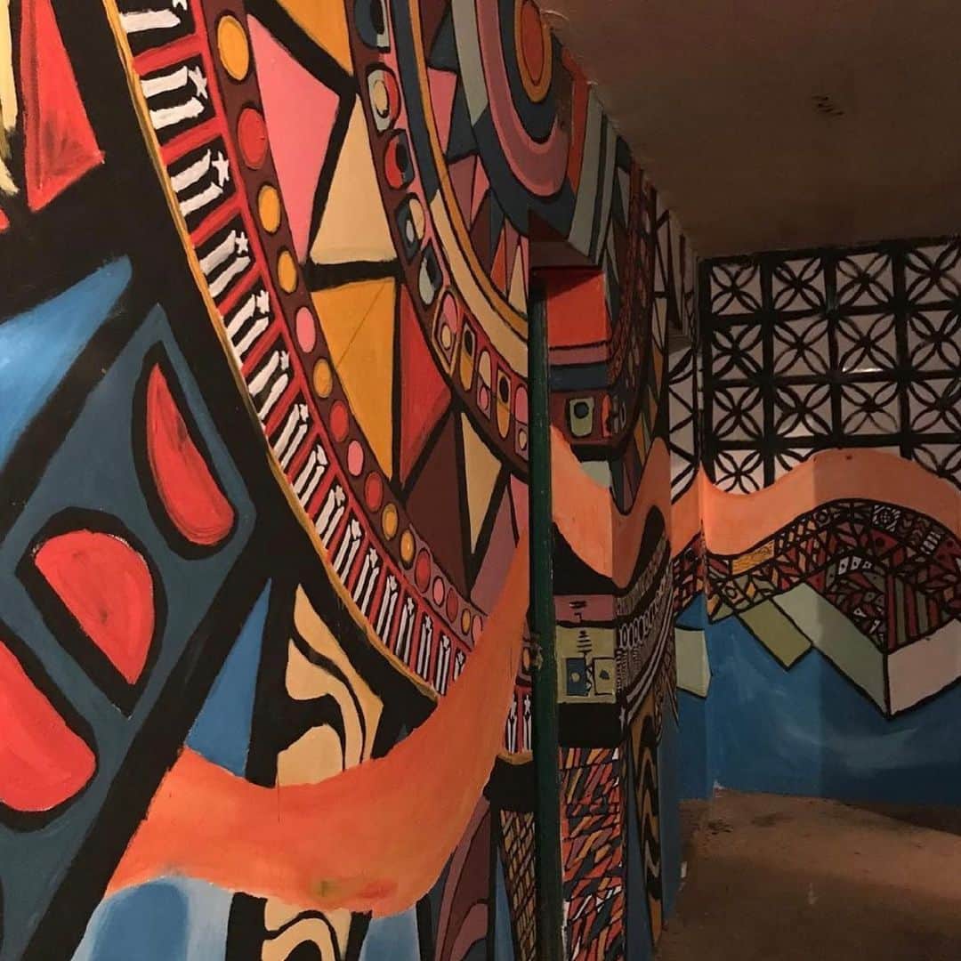 Grace Bonneyさんのインスタグラム写真 - (Grace BonneyInstagram)「@moanaloveniu: Nairobi, Kenya; LakiSama: Inside a middle school with no running water or electricity. Painted over 100 feel of wall inside school. Rest in Peace to Babx Okota who got killed in a motorcycle accident a few months after we completed this community school mural together. Love you Lil Bro. I miss you so much. We completed this mural in 1 week.  #MoanaLove #OceaniaLove #nairobi #nairobikenya」1月30日 17時04分 - designsponge