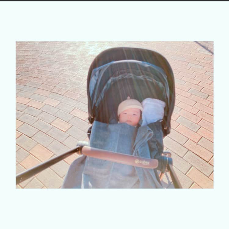 美坂理恵のインスタグラム：「. . 今日は日差しがたっぷりでお散歩が気持ちよかったです。  明日は女子駅伝ですね。  当日朝の緊張感と高揚感いっぱいのピリリとした空気を思い出すだけでドキドキしてきます。  天候に恵まれ、選手のみなさんにとって素晴らしいレースになりますように👟✨  #ベビーカー散歩 #おさんぽ日和 #かごしまさんぽ #鹿児島散歩 #どんぐり帽子 #走り出せー！」