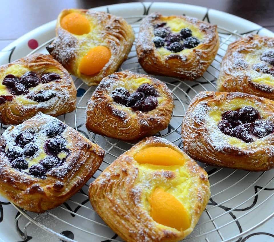 Rie's Healthy Bento from Osloのインスタグラム：「Made Danish pastries :-) #パン #danishpastry #homebaked #croissant #baking #手作り#パン作り修行中 #パン作り#hjemmebakt #bakelyst」