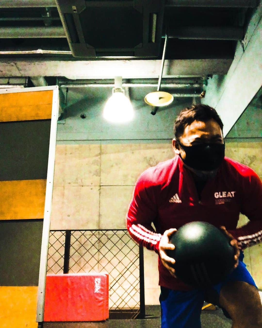 カズ・ハヤシさんのインスタグラム写真 - (カズ・ハヤシInstagram)「#赤 #ファンクショナルトレーニング  #房野式 #GLEAT #LIDET #adidas」1月30日 17時16分 - kaz_hayashi1973