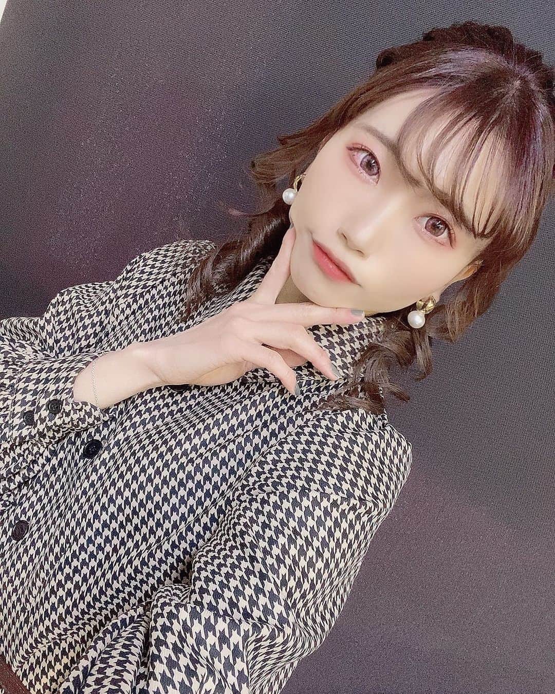 石原美沙紀のインスタグラム：「メイク使用アイテムまとめてみました🥰💖  アイシャドウ👁 ・クリオアイシャドウパレット　シンプリーピンク  アイライナー🖋 ・目頭のみキャンメイククリーミータッチライナー　ダークブラウン ・ラブライナー　ダークブラウン  マスカラ🪥 ・ヒロインメイク　ブラウン  カラコン👓 ・バンビシリーズ　クリームピンク  ベースメイク ・ラロッシュポゼ　トーンアップ　ローズ ・ランコム　ウルトラウェアリキッド ・エレガンス　ラプードルオートニュアンス ・ザセム　コンシーラー  リップ💄 ・ロムアンド　ジューシーラスティングティント　18 ・ビーアイドル　無敵テラコッタ ⇧重ね付け💄  #instagood #instalike #instafashion #japanesegirl #cute #自撮り #自撮り女子  #ガーリー  #アイドル #地下アイドル #今日のコーデ #ファッション #selfie #followｍe #likeforlikes  #ピンクヘアー #ピンクブラウン #ヘアアレンジ #ヘアスタイル #サロンモデル #salon #salonmodel #カラコン　#バンビシリーズ」