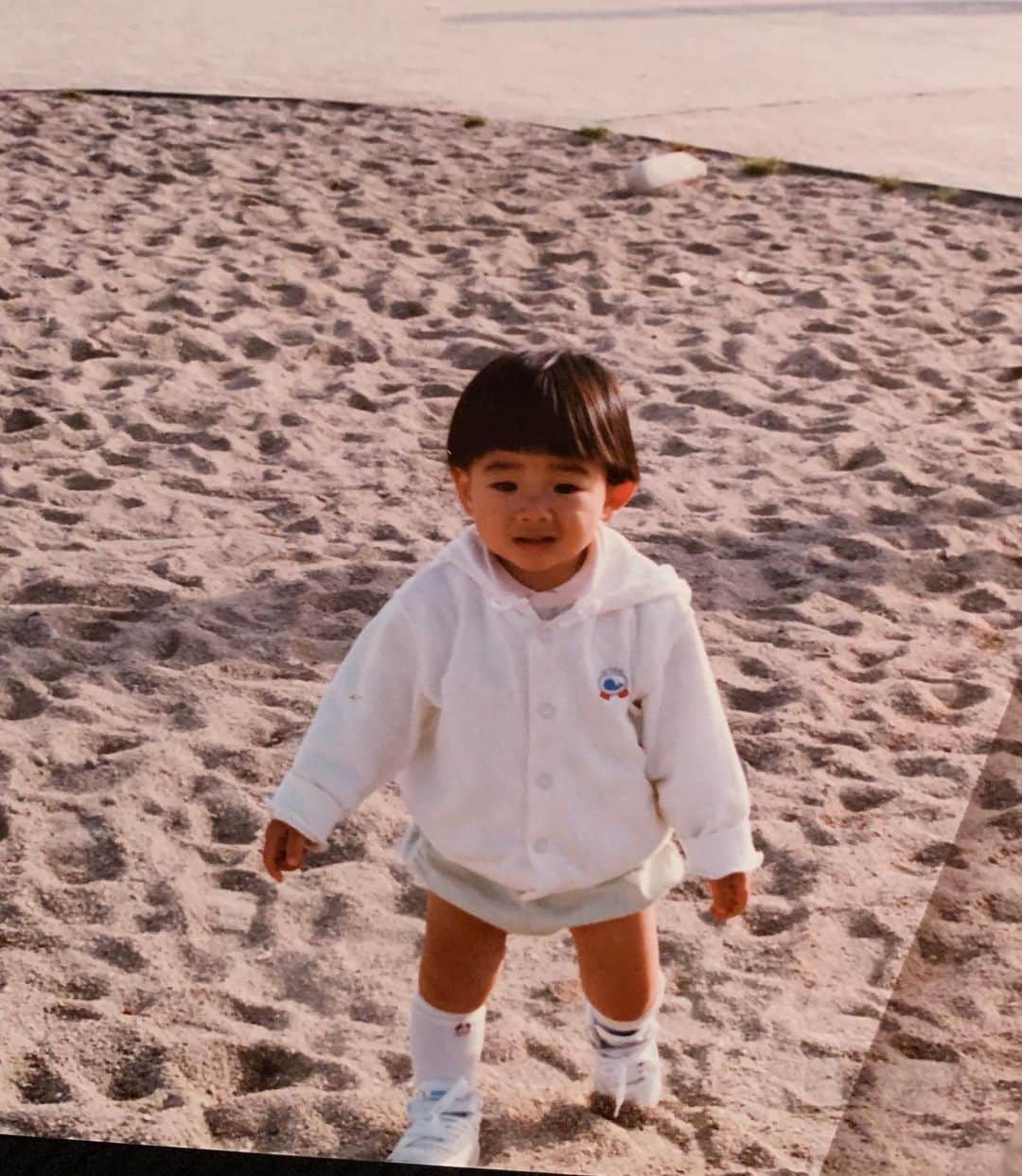 のインスタグラム：「30歳になりました。 より一層、覚悟を持って頑張ります👍  #2歳半ぐらいの自分 #ほぼ娘と同じ顔してます #娘よごめん」