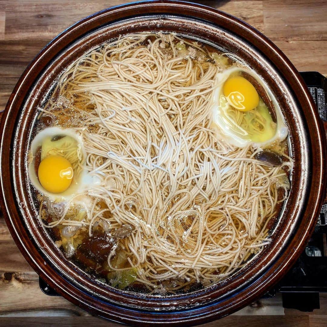 池内万作のインスタグラム：「お昼。 昨日の鍋の残りでお蕎麦。 美味しゅうございました。 妻よありがとうー！ #イケウチ家の食卓 #みちょ食堂」