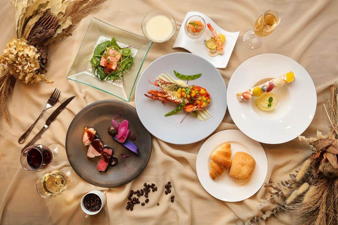 のインスタグラム：「Rubanでは結婚式当日にゲストへ振る舞うお料理を、実際に試食してからご決定いただけます。﻿ ﻿ 結婚式のおもてなしに欠かせないお料理。﻿ ゲストにとって最も印象に残りやすいものの１つとも言われています。﻿ ﻿ 先日Rubanでは、今年の春に結婚式をご検討されている新郎新婦様向けの合同試食会を開催しました。﻿ この日初めて、新コースもご試食いただきましたが、非常に好評でした◎﻿ ﻿ この試食会は、新郎新婦様の親御様にもご参加いただけます。事前に式場を見ておきたいと思われるご家族様にはぴったりの機会です！﻿ 実際の披露宴会場で、ソーシャルディスタンスを保ちながら食事をするとどのような雰囲気になるのかもご体感いただけると思います。﻿ ﻿ ﻿ 「結婚式ではお料理にこだわりたい！」﻿ と考えていらっしゃる方は、コース試食付きのウェディングフェアも開催しておりますので、ぜひそちらをご利用ください！﻿ Rubanの自慢のお料理をしっかりご堪能いただけるウェディングフェアとなっております🍽﻿ ﻿ まずはお気軽にお問い合わせくださいませ◎﻿ ﻿ -------------------------------------------﻿ ﻿ ﻿ 見学のご予約はWEBサイトorお電話にて🌿﻿ 📞087-873-2292﻿ DMからのご質問もお受けしております！﻿ ﻿ お気軽にご相談下さいませ！ ﻿ 結婚式場 Ruban-リュバン-﻿ ﻿ 定休日：毎週火曜、水曜（祝日を除く）﻿ 営業時間：10:00〜19:00﻿ ﻿ -------------------------------------------﻿ ﻿ ﻿ #rubanwedding#ruban#リュバン#アンティーク#ガーデンウェディング #プレ花嫁#香川県のプレ花嫁さんと繋がりたい#香川県の卒花嫁さんと繋がりたい#日本中の卒花嫁さんと繋がりたい #日本中のプレ花嫁さんと繋がりたい #花嫁会#花嫁diy#ウェディング#結婚式場#weddingnews #高松結婚式場#chainonwedding #marry#marry花嫁#香川#香川県#高松#高松市#フォトウェディング#香川花嫁#高松花嫁」
