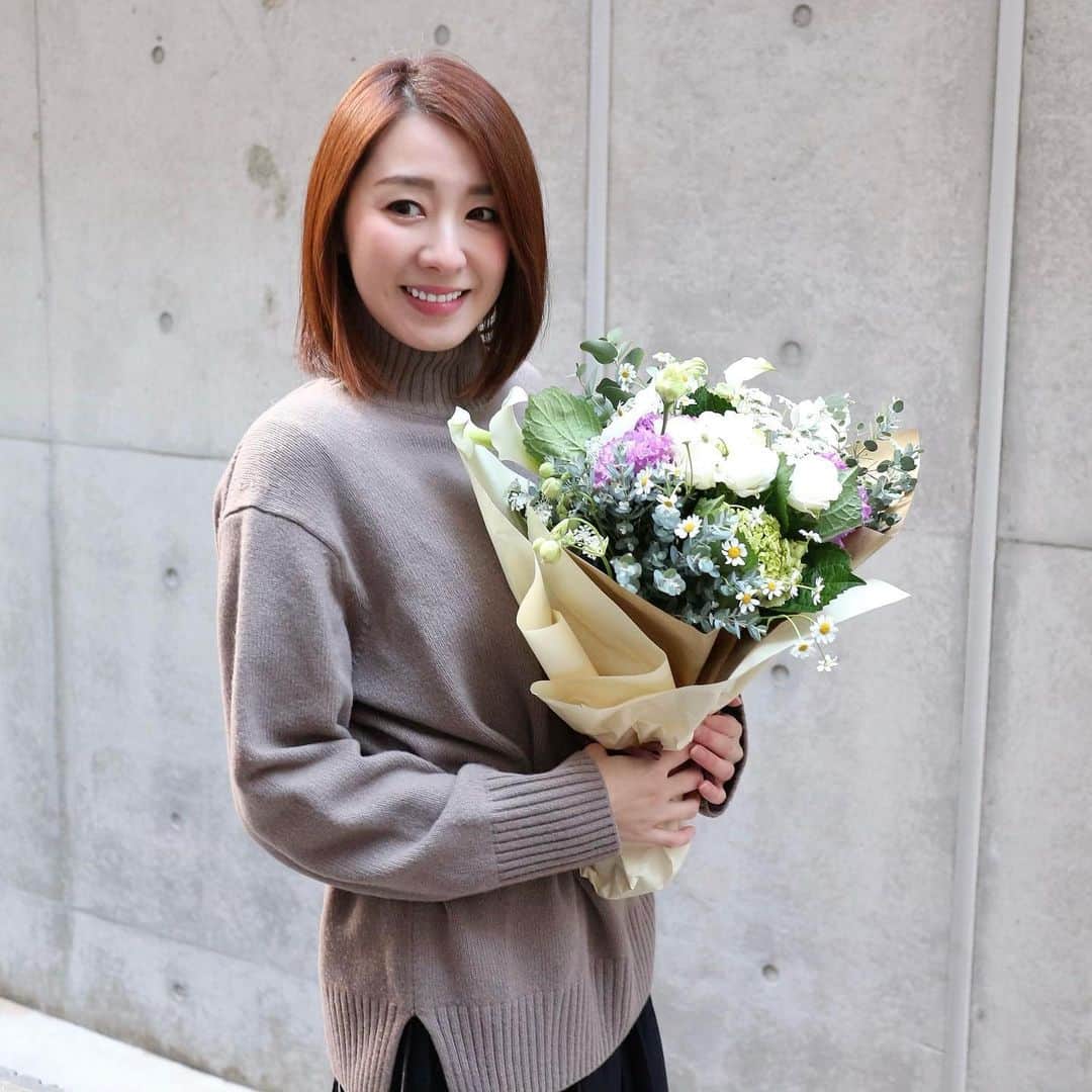杉下理世のインスタグラム：「冬は白系のお花が人気でしたが、そろそろ春色カラーになっていくのかな…🌼 LivelyWorksのお花は、自社便or宅配便で全国どこでもお届け可能❣️ 定期便で毎週や隔週のお届けも可能です💐 お家で過ごす時間が増えた最近のちょっとしたお楽しみに、お花を飾ると気分も明るくなりますね💐 #花束 #花定期便 #お花定期便 #定期便 #flowerbouquet #フラワーブーケ #宅配サービス #flowershop #フラワーショップ #canon #canon_photos」