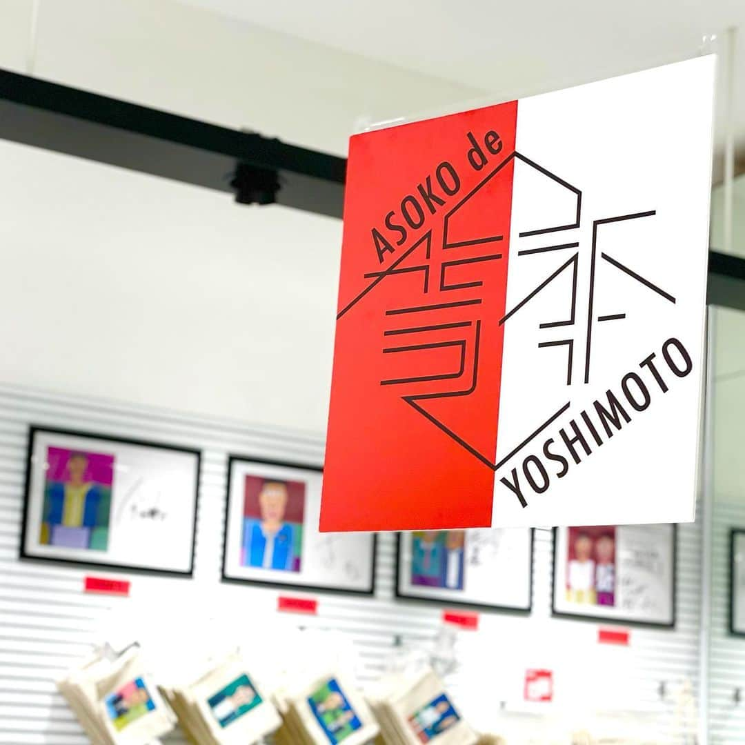 ASOKO ZAKKA STOREのインスタグラム：「～ASOKO de YOSHIMOTO～ 1/30　実店舗＆POP UP STOREにて販売開始 2/1　オンラインストアにて販売開始 　 　 本日ついに発売初日！！ 店頭もよしもと芸人一色✨ 　 そして、なんと！よしもと芸人の皆様からサインもいただきましたので お近くにお越しの際にはぜひ記念撮影していってくださいね🌈 　 また、姉妹店「3COINS」では「３COINS de Yoshimoto」が発売開始！ 是非こちらもチェックしてください！ 　 　 　 ：：：：：：：：：：：：：：：：：：：：：﻿ 　 ※商品の在庫や詳細に関するお問い合わせは各店舗までお願い致します﻿。 ※お取り置きやお取り寄せは行っておりませんのであらかじめご了承ください﻿。 ※オンラインストア、実店舗含め1商品につき各色1点までの個数制限とさせていただきます。 ※ASOKO+3COINS、ASOKO原宿店、パルクローゼットオンラインストアでは、ASOKOと3COINS両方のアイテムを販売いたします。詳しくはASOKO公式サイト特設ページをご覧くださいませ。 　 ：：：：：：：：：：：：：：：：：：：：：﻿  #吉本 #吉本芸人 #吉本興業 #今田耕司 #東野幸治 #EXIT #兼近 #りんたろー #NONSTYLE #ノンスタ #かまいたち　 #ガンバレル―ヤ #チョコレートプラネット #ミキ #博多華丸大吉 #霜降り明星 #ミルクボーイ #千鳥 #大吾 #ノブ #和牛 #尼神インター #野性爆弾 #アインシュタイン #ASOKO  #buggy柄 #バギー柄　 #芸人 #よしもと」