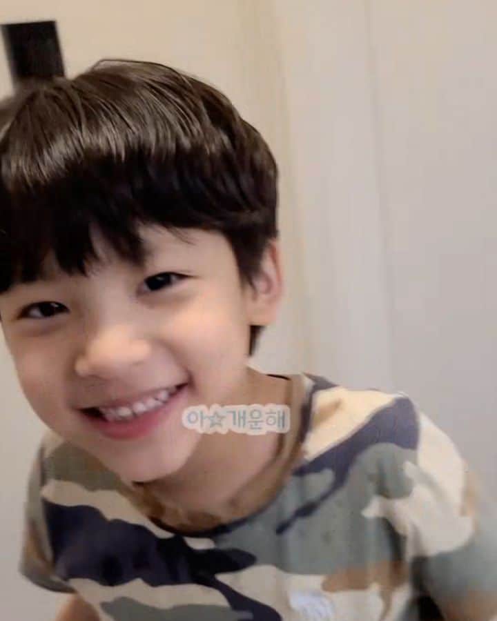 ユ・ハナのインスタグラム：「아라크리스치약을 쓴다면 이렇게 해보기욤👇  ✔10번이상 헹궈낼 필요가 없어요!  ➡️계면활성제가 들어있지않거든요.  🙊합성계면활성제 SLS는  입을 마르게 하는 효과와 구강내 여러가지  점막을 건조 시켜서 입냄새를 증가해요!   ✔양치 후 과일과 주스를 드셔보세요!  ➡️오렌지 이펙트 효과! 양치 후 과일나 주스를 먹어도 전혀 쓰지 않아요!   ✔양치 후에도 입안 주위로 하얀 덩어리가 생기지 않아요!   라틴어로 ‘상쾌한,활기찬,활발한' 이라는 의미를 가진  ALACRIS 처럼 상쾌한 주말되세요🎶  #천연치약 #명품치약 #면세점치약 #임산부치약 #천연치약 #저불소치약 #답례품 #집들이선물」