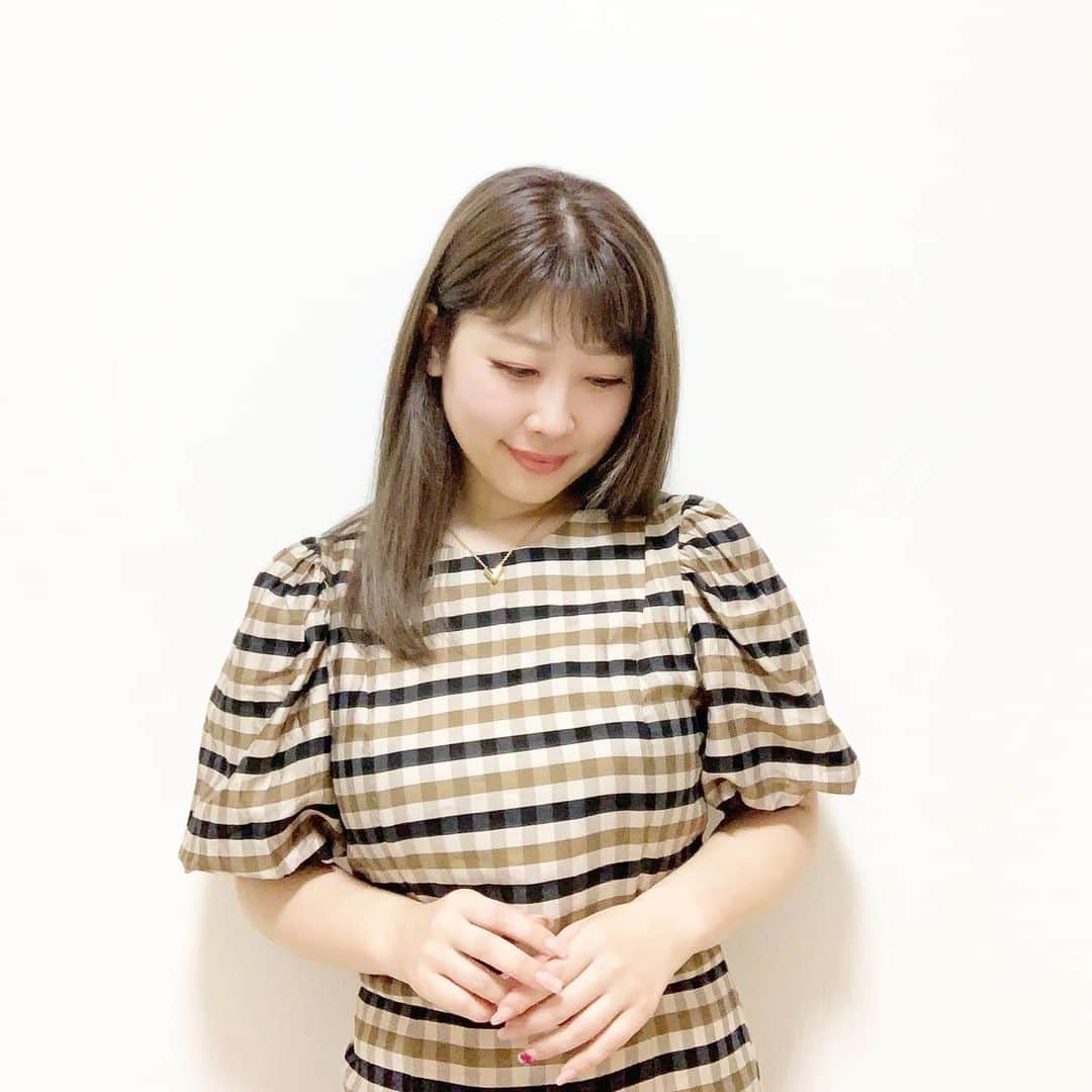 筒井のぞみのインスタグラム：「クリエイティブディレクターとは？  マニクローゼットでのキャリアが4年以上。  厳しいチェックをクリアし、お客様への想いを第一に行動できるスタイリストを、マニクローゼットではそう位置付けています。  ⚫️技術力を磨き ⚫️トライ力のある接客で ⚫️数値目標をクリアしながら ⚫️スピーディーに ⚫️自分だけの強みを身につけ ⚫️選ばれる  クリエイティブディレクター 瀧本志穂（たきもとしほ）  キャリア4年。  ストイックに決めたことを追いかけ 目標達成をやり遂げるマインドの強さで。  2020年8月には 有言実行の自己最高記録を叩き出しました。  瀧本の魅力は、その想いの強さ。  だけど時々、強すぎる想いが 周りの内なる想いすら引き寄せ  ぶつかり、悩み涙することもあるけれど。  瀧本は、自ら気づき成長できる。  彼女のありのまま、全部受け止める。 そんなマニクロであり続けたい。  影響力のある言葉がいつか より多くの方に届きますように。」