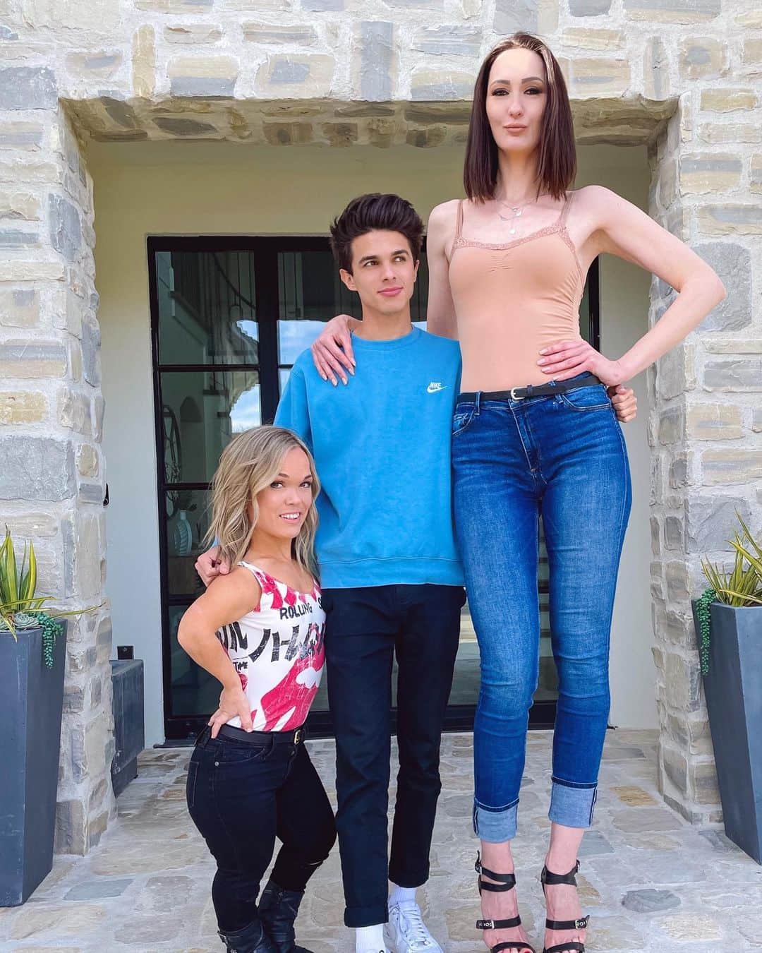 Brent Riveraさんのインスタグラム写真 - (Brent RiveraInstagram)「My valentine dates 😘❤️ comment how tall you are :)」1月30日 17時28分 - brentrivera