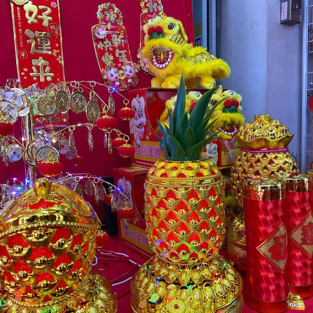 大西蘭さんのインスタグラム写真 - (大西蘭Instagram)「・ Chinese New Year の時、息子に着せる服を探しに、China Townへ🐼 ・ チャイナタウン駅から出てすぐにパイナップルの飾りを見つけて欲しくなる💕 よくお店に飾られてるのは見るけど、売ってるのは初めて見たかも。 大きいのが欲しかったけど😂、飾るスペースはないので、１ドルの小さいものを購入。 ・ 息子の服はChinatownComplexの１階で探しました。 ・ 全部のお店は見てないけど、いくつかのお店で値段を聞いたら、14〜30ドルと結構お値段に幅がありました。 ・ 私は、#66-61の向かいの激安服が並んでいるお店で買いました。 店員のおじいちゃんはグイグイ来ないので、ゆっくり吟味できたし、14ドルでした👍 ・ たぶん1、2回しか着せられないだろうし、お安いもので十分です👍 ・ 📍 Chinatown Complex 335 Smith St, S 050335 ・ ・ #chinatownsingapore #chinesenewyear #chinatowncomplex  #チャイニーズニューイヤー #チャイナタウンシンガポール #チャイナタウンコンプレックス #海外子育て #旧正月 #春節」1月30日 17時29分 - onishiran