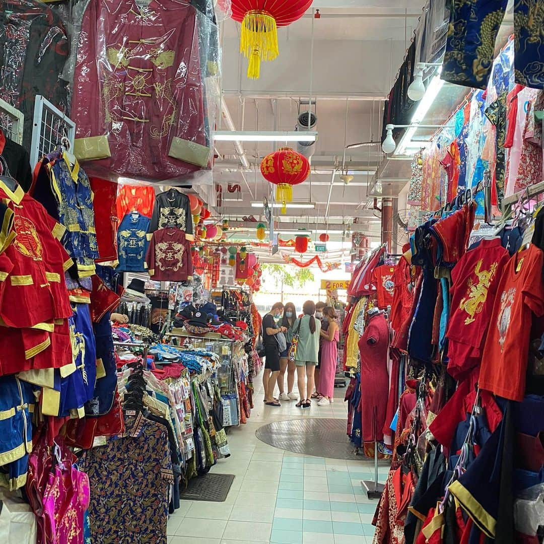 大西蘭さんのインスタグラム写真 - (大西蘭Instagram)「・ Chinese New Year の時、息子に着せる服を探しに、China Townへ🐼 ・ チャイナタウン駅から出てすぐにパイナップルの飾りを見つけて欲しくなる💕 よくお店に飾られてるのは見るけど、売ってるのは初めて見たかも。 大きいのが欲しかったけど😂、飾るスペースはないので、１ドルの小さいものを購入。 ・ 息子の服はChinatownComplexの１階で探しました。 ・ 全部のお店は見てないけど、いくつかのお店で値段を聞いたら、14〜30ドルと結構お値段に幅がありました。 ・ 私は、#66-61の向かいの激安服が並んでいるお店で買いました。 店員のおじいちゃんはグイグイ来ないので、ゆっくり吟味できたし、14ドルでした👍 ・ たぶん1、2回しか着せられないだろうし、お安いもので十分です👍 ・ 📍 Chinatown Complex 335 Smith St, S 050335 ・ ・ #chinatownsingapore #chinesenewyear #chinatowncomplex  #チャイニーズニューイヤー #チャイナタウンシンガポール #チャイナタウンコンプレックス #海外子育て #旧正月 #春節」1月30日 17時29分 - onishiran