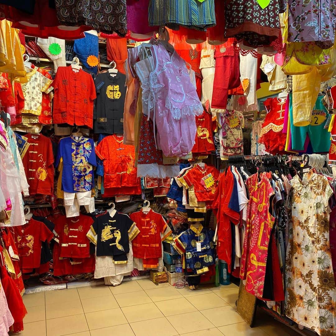 大西蘭さんのインスタグラム写真 - (大西蘭Instagram)「・ Chinese New Year の時、息子に着せる服を探しに、China Townへ🐼 ・ チャイナタウン駅から出てすぐにパイナップルの飾りを見つけて欲しくなる💕 よくお店に飾られてるのは見るけど、売ってるのは初めて見たかも。 大きいのが欲しかったけど😂、飾るスペースはないので、１ドルの小さいものを購入。 ・ 息子の服はChinatownComplexの１階で探しました。 ・ 全部のお店は見てないけど、いくつかのお店で値段を聞いたら、14〜30ドルと結構お値段に幅がありました。 ・ 私は、#66-61の向かいの激安服が並んでいるお店で買いました。 店員のおじいちゃんはグイグイ来ないので、ゆっくり吟味できたし、14ドルでした👍 ・ たぶん1、2回しか着せられないだろうし、お安いもので十分です👍 ・ 📍 Chinatown Complex 335 Smith St, S 050335 ・ ・ #chinatownsingapore #chinesenewyear #chinatowncomplex  #チャイニーズニューイヤー #チャイナタウンシンガポール #チャイナタウンコンプレックス #海外子育て #旧正月 #春節」1月30日 17時29分 - onishiran