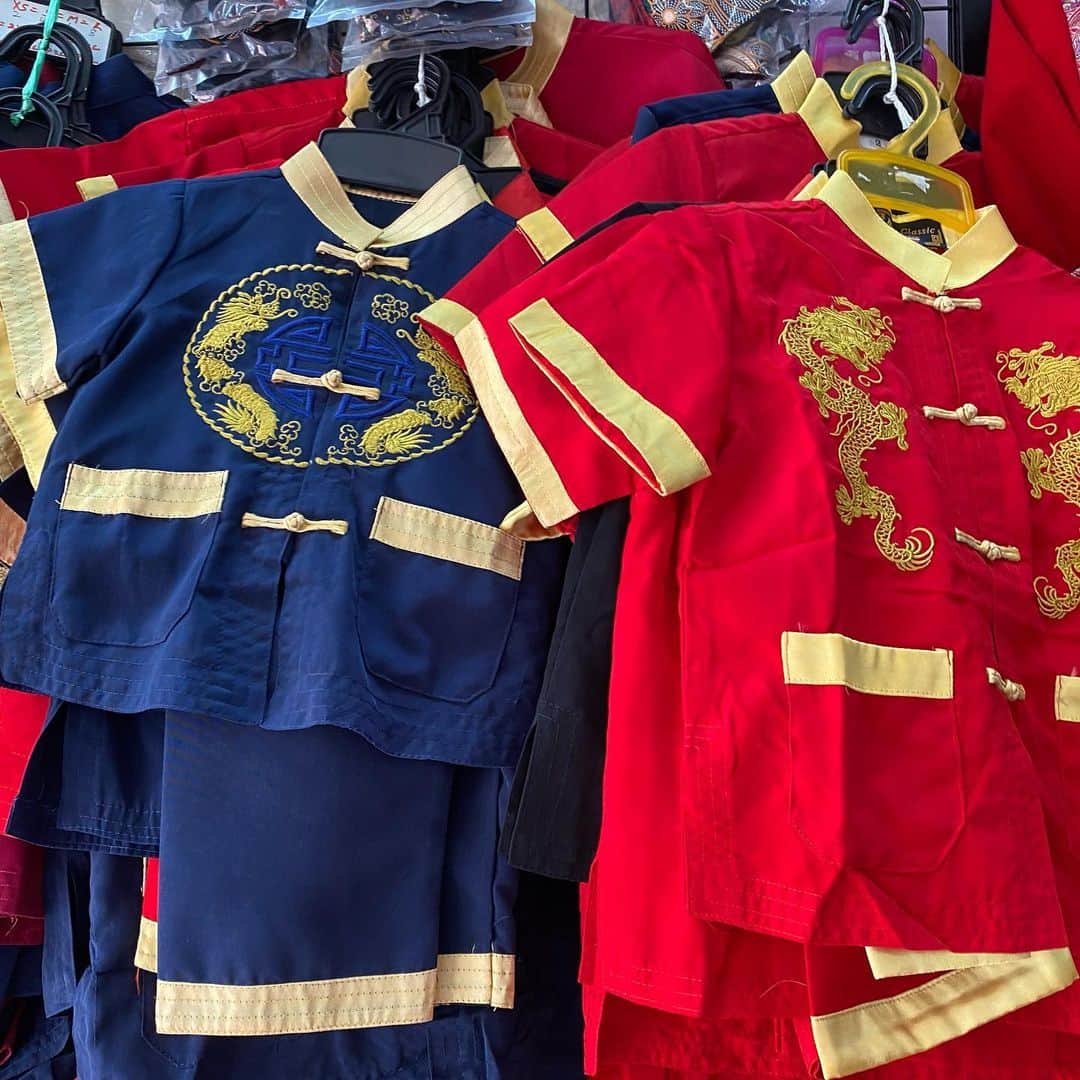 大西蘭さんのインスタグラム写真 - (大西蘭Instagram)「・ Chinese New Year の時、息子に着せる服を探しに、China Townへ🐼 ・ チャイナタウン駅から出てすぐにパイナップルの飾りを見つけて欲しくなる💕 よくお店に飾られてるのは見るけど、売ってるのは初めて見たかも。 大きいのが欲しかったけど😂、飾るスペースはないので、１ドルの小さいものを購入。 ・ 息子の服はChinatownComplexの１階で探しました。 ・ 全部のお店は見てないけど、いくつかのお店で値段を聞いたら、14〜30ドルと結構お値段に幅がありました。 ・ 私は、#66-61の向かいの激安服が並んでいるお店で買いました。 店員のおじいちゃんはグイグイ来ないので、ゆっくり吟味できたし、14ドルでした👍 ・ たぶん1、2回しか着せられないだろうし、お安いもので十分です👍 ・ 📍 Chinatown Complex 335 Smith St, S 050335 ・ ・ #chinatownsingapore #chinesenewyear #chinatowncomplex  #チャイニーズニューイヤー #チャイナタウンシンガポール #チャイナタウンコンプレックス #海外子育て #旧正月 #春節」1月30日 17時29分 - onishiran