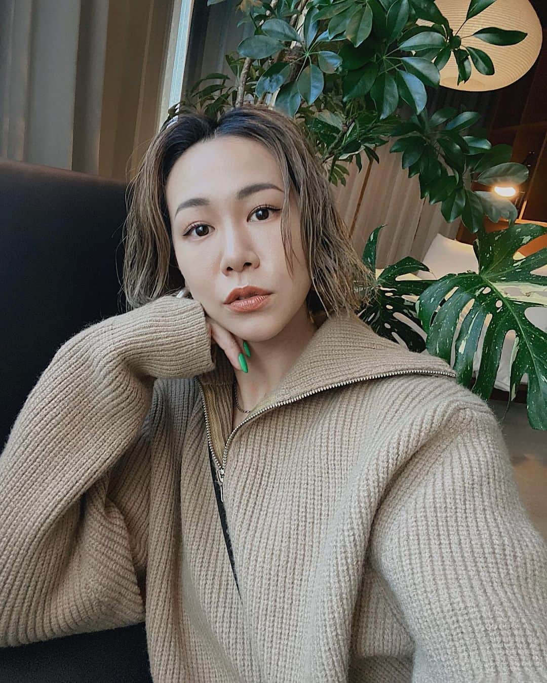 須田朱音のインスタグラム：「𝗄𝗇𝗂𝗍.﻿ ﻿ ﻿ 新作のお気に入りニット♡﻿ ﻿ 4色作ったからすごく色悩んだ。﻿ ﻿ スウェットジャンプスーツBLKにしたから﻿ ﻿ ニットはBEGにしたよ✌🏼﻿ ﻿ ﻿ そして、半年ぶり？に﻿ ﻿ 髪の毛ハイトーンにしました。﻿ ﻿ 半年前はもうブリーチしないとか﻿ ﻿ 言ってたのに…﻿ ﻿ 推しが金髪にしたらしたくなった🐰﻿  #ANELATOKYO ﻿」