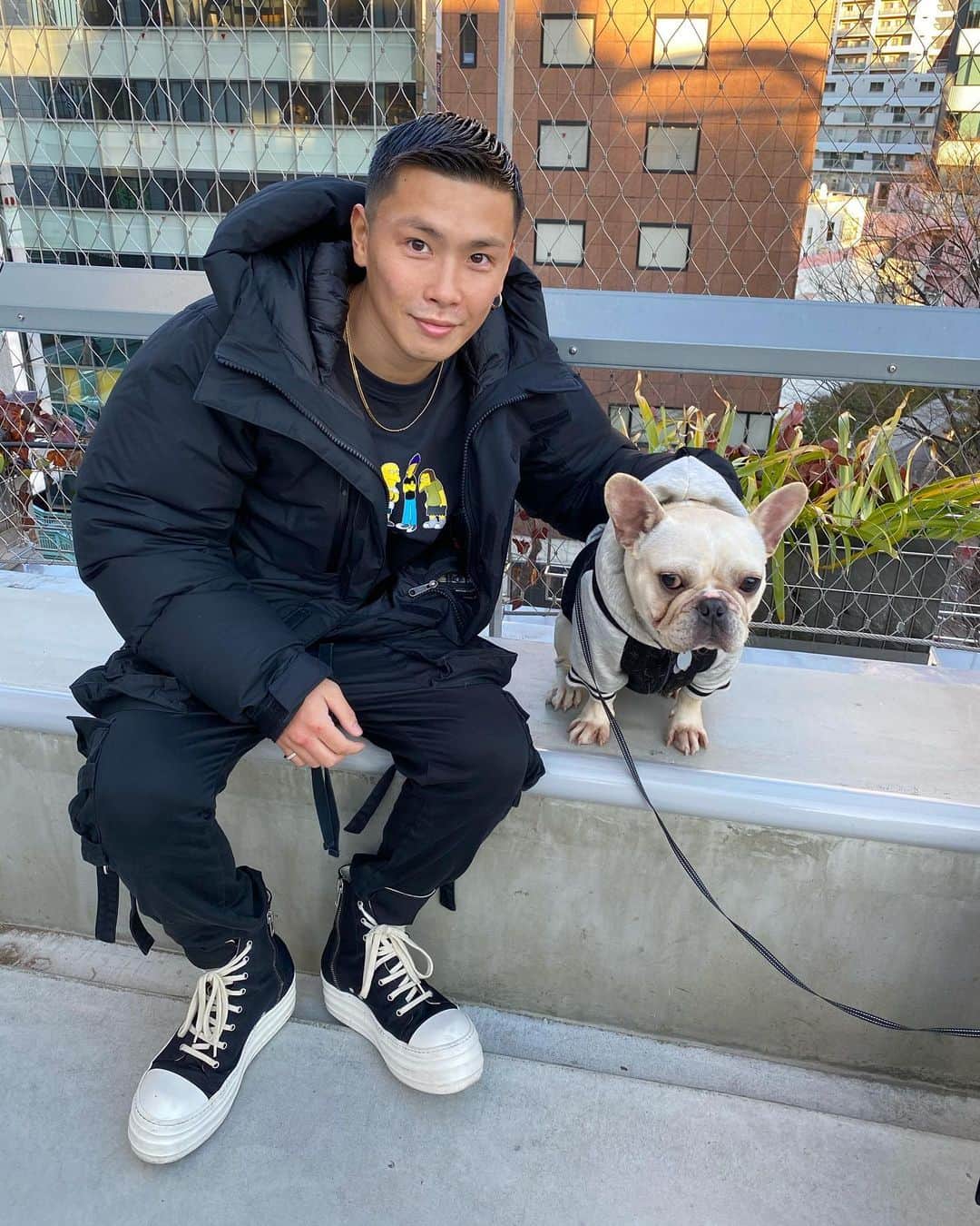のインスタグラム：「Saturday peace vibes 🌈🌻 @miyashitapark_   #saturday #peace #miyashitapark #tokyo #frenchbulldog #kith #kithtokyo #rickowens #ootd #outfitoftheday #フレンチブルドッグ #instagram」