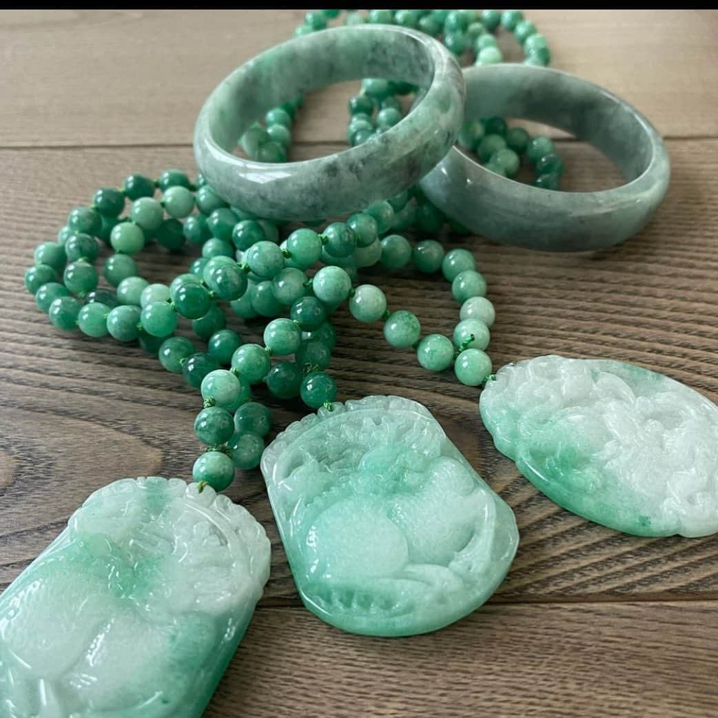 エヴァ・マルセルさんのインスタグラム写真 - (エヴァ・マルセルInstagram)「Who’s ready for the new arrivals this weekend!! 🌻💚  Turn on your notifications!  Beaded Jade Dragon Pendant Necklaces &  Jade Bangles for warmer days 🌞   ((Coming soon))」1月30日 23時05分 - evamarcille