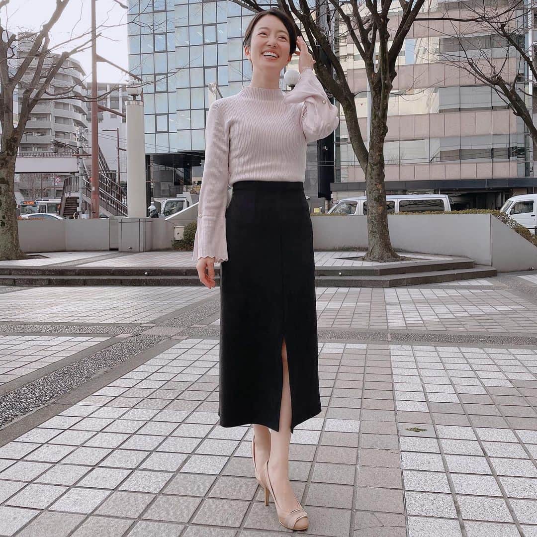 原直子さんのインスタグラム写真 - (原直子Instagram)「袖のパールも可愛いけど、なんと言っても3,4枚目のスカートのスリットですね…🤭💕  ・ スカート #laulea   ・ #スリットスカート #パールニット」1月30日 23時05分 - naoko_15_hara