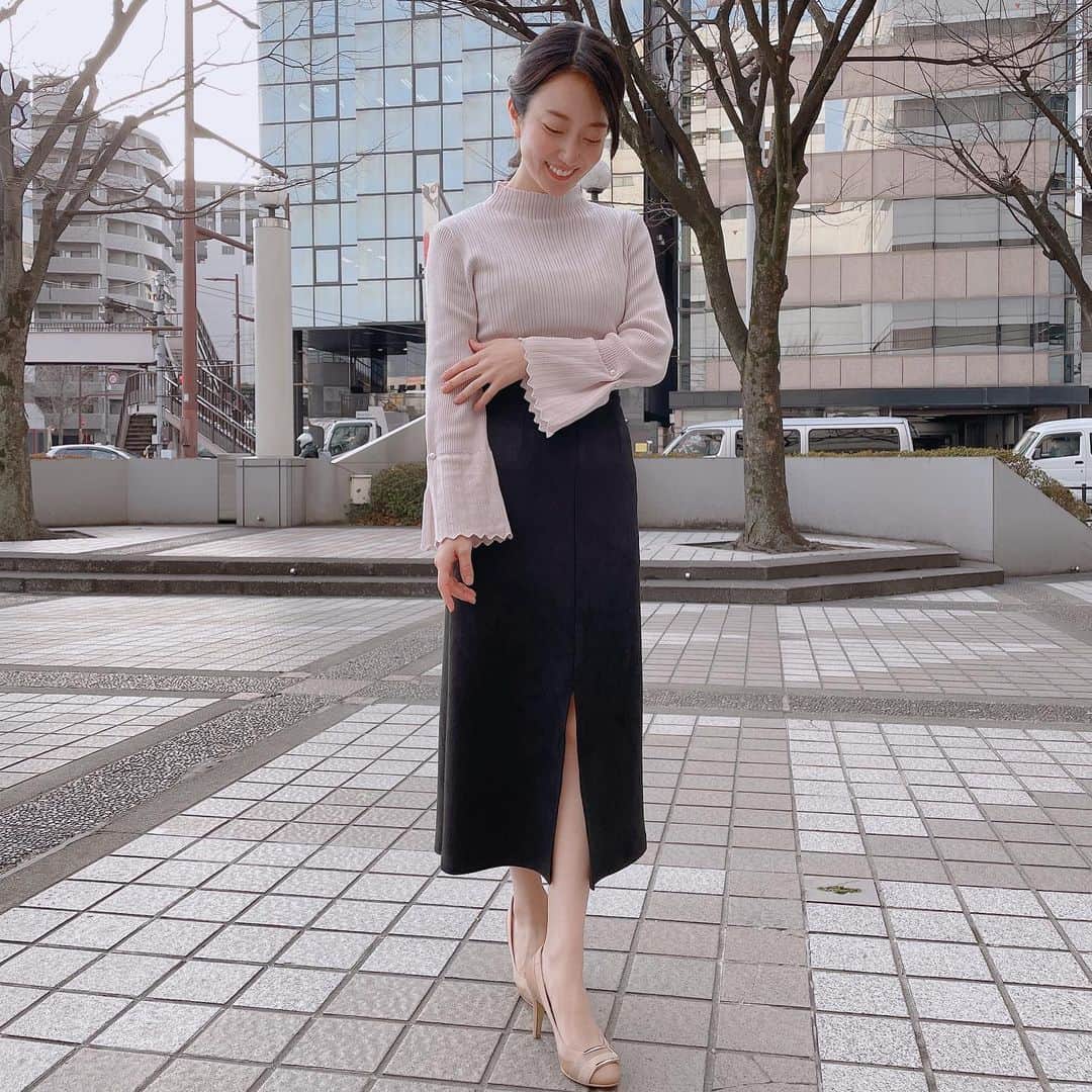 原直子さんのインスタグラム写真 - (原直子Instagram)「袖のパールも可愛いけど、なんと言っても3,4枚目のスカートのスリットですね…🤭💕  ・ スカート #laulea   ・ #スリットスカート #パールニット」1月30日 23時05分 - naoko_15_hara