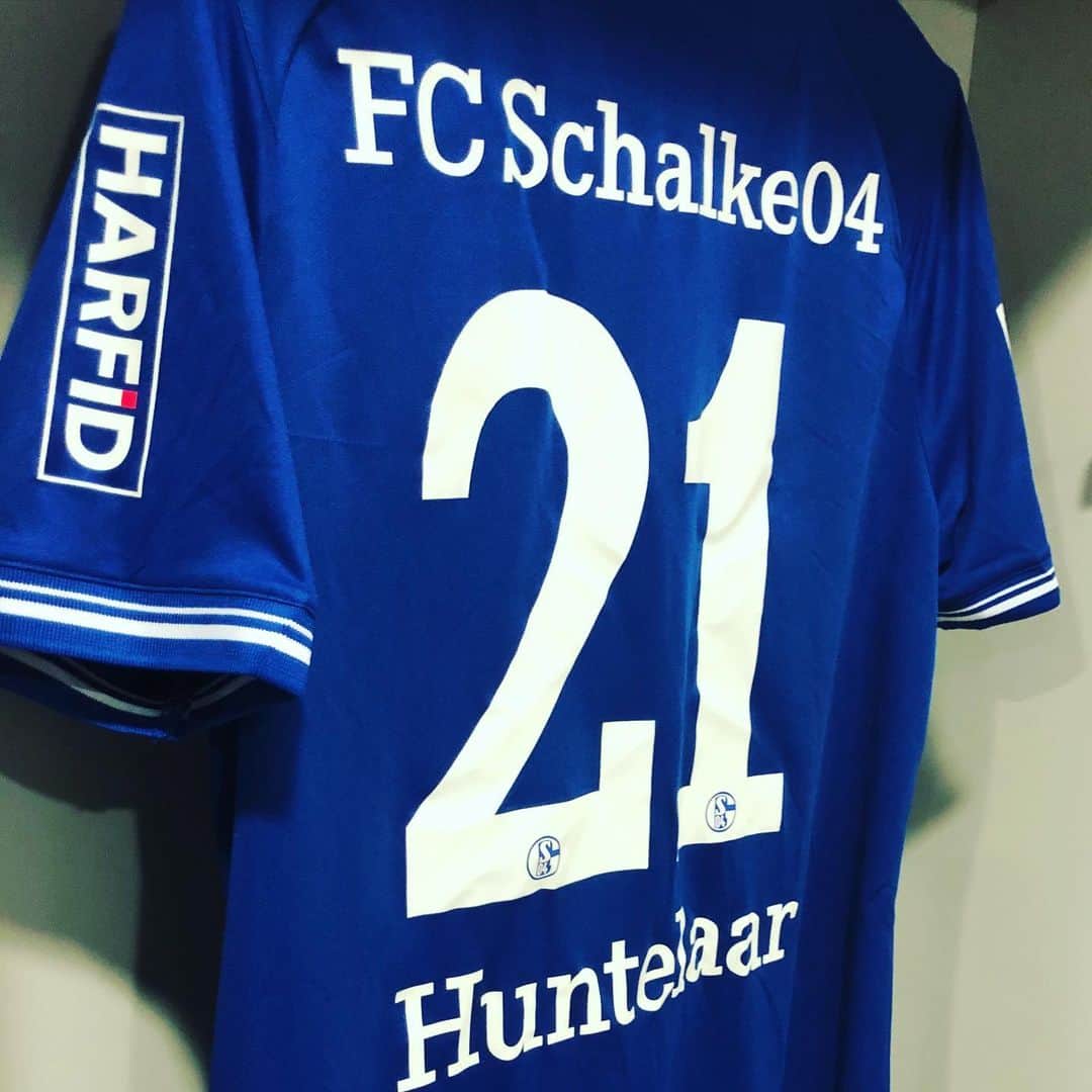 シャルケ04さんのインスタグラム写真 - (シャルケ04Instagram)「Willkommen (zurück) im königsblauen Kader, @klaasjanhuntelaar und @williamw02! 👋🏽 . . Welcome (back) in our squad, boys! 👋🏽 . . #SVWS04 #Schalke #S04 #Matchday #Football #Soccer #Bundesliga #Knappen #WirLebenDich #🔵⚪️」1月30日 22時59分 - s04