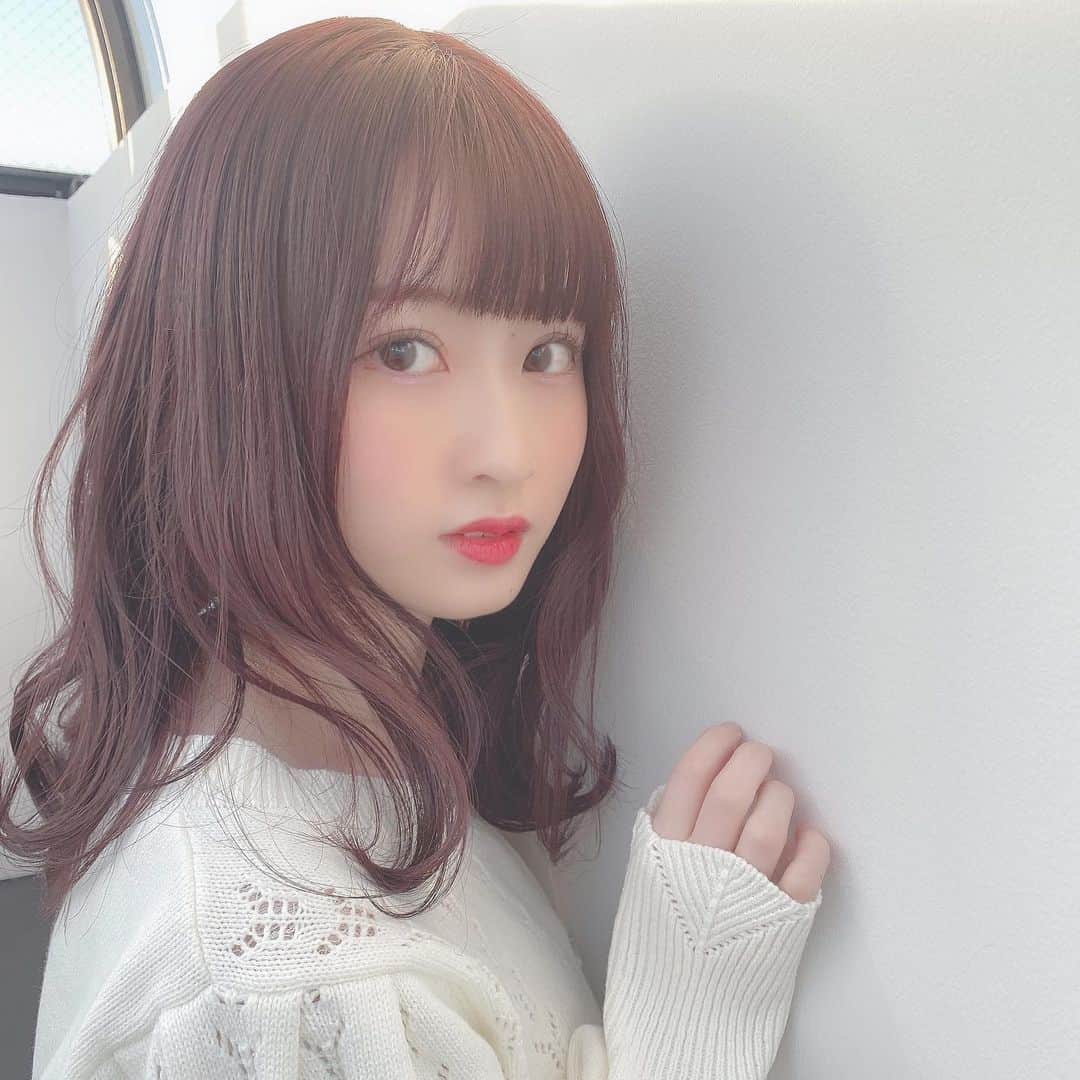 佐野心音のインスタグラム：「久しぶりにヘアカラーチェンジ🎶 パープルを入れて暗すぎないおしゃれな色にしてもらったよ〜❤︎ * * いつも可愛くて理想の髪にしてくださってありがとうございます🤍 @kakazkk  * * #ヘアカラー #パープルカラー #巻き髪 #ウェーブヘア #ミディアムヘア」