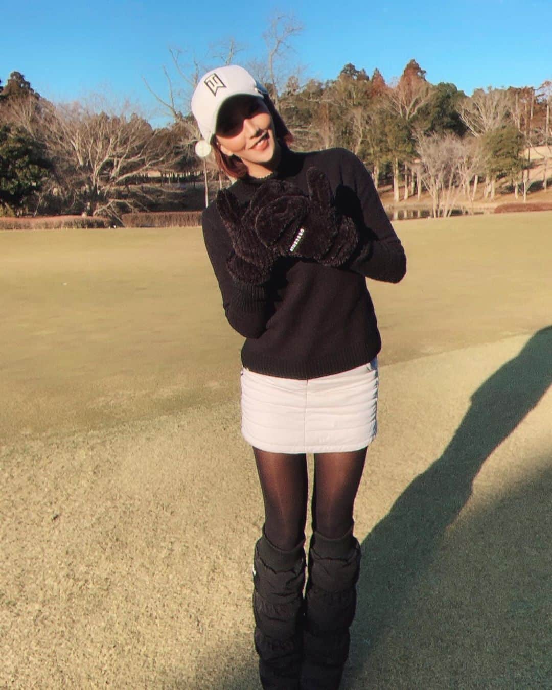 ANDOMAHOさんのインスタグラム写真 - (ANDOMAHOInstagram)「golf day 🖤🖤🖤  @mikity_golf  から誕生日に 頂いた @descentegolf の モコモコ手袋❤️見た目も機能性も 控えめに言って最高🥺🙏🏽  レッグウォーマーは #サファリーず🐵🦧の ２人からだよっ❤️ 脚長効果抜群でお気に入りっ🤤 @sae_yoshinari  @ymar_golf   みんなthank you🖤🖤🖤  #ゴルフ#ゴルフ女子#ゴルフウェア #ゴルフコーデ #ゴルフ好きな人と繋がりたい #ゴルフ場 #ゴルフ大好き #デサントゴルフ #165cm #ママコーデ #ママゴルフ #ママファッション#ママの休日#golf#golfstagram #golflife #swag」1月30日 23時02分 - c.qmthm9290