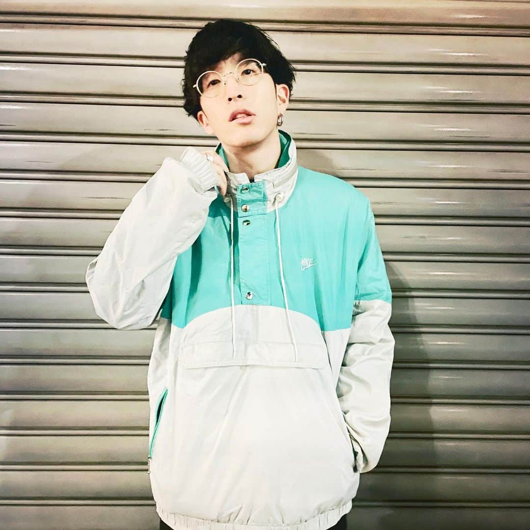 エンドウリョウのインスタグラム：「Nike / Nylon jacket . 古着屋で見つけたナイロンジャケット これ2000円だったんですよねそりゃ買いますわ 古着屋巡り、こういう出会いあるからやっぱ好きですわ オススメの古着屋あったら教えてください！  #nike #古着」