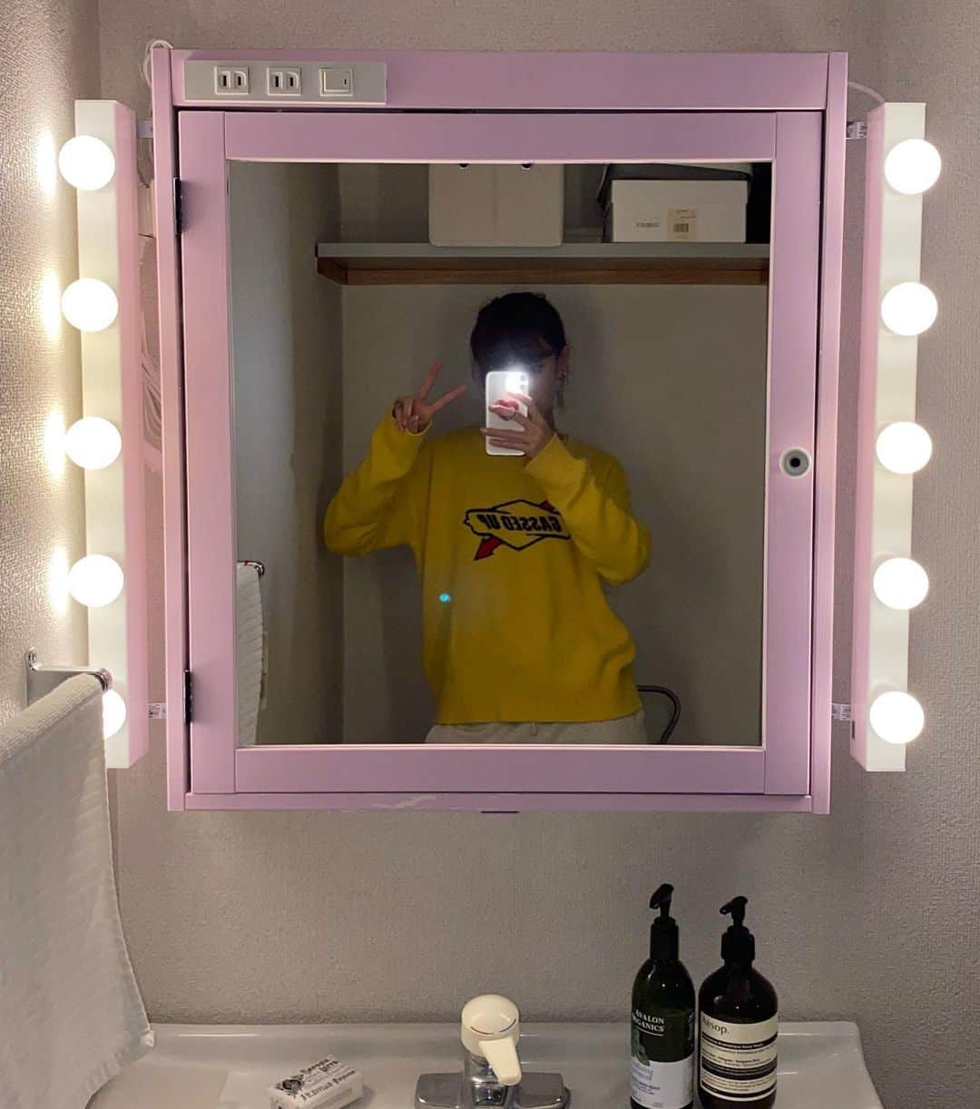 生野優子のインスタグラム：「All the girl standing in the line for the bathroom」