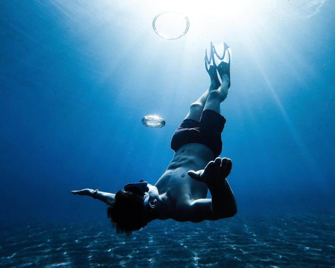 goproさんのインスタグラム写真 - (goproInstagram)「Photo of the Day: Underwater artistry 🌊 @samuel.gsp + @max_bhlng  #GoPro #FreeDiving #BubbleRing #Underwater」1月30日 23時04分 - gopro