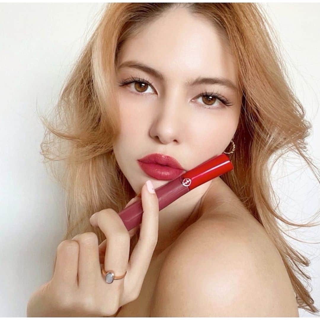 湊ジュリアナさんのインスタグラム写真 - (湊ジュリアナInstagram)「🌹Be My Valentine🌹バレンタインは私にとってキラキラ女性力がアップする日。私はドレスアップして、テンション上がるメイクをするの☺️✨今回はバレンタインをイメージして、メイクパターン2をやって見たよ〜肌はヴェールツヤ肌✨そして肌が綺麗に見えるリップカラーをいつも選ぶよ💝世界ではバレンタインはロマンティックな雰囲気で好きな人と過ごすの〜🌹✨愛を祝う特別な日としてみんな過ごして欲しい☺️こんな可愛いリッププレゼントされたら嬉しいね☺️🎁みんなにとって愛が溢れた日になりますように💕 輝く自分になって良い事沢山引きつける自分になって行きたい✨🥰  @armanibeauty 💄 I❤️Valentine’s day cuz it makes me feel sexy and romantic.✨ Makeup up, dresses and lingeries are definitely my favorite thing for the day🌹 I chose this foundation that feels light like I’m naked and this sexy lip color 🥰 I hope you have a great VDay with your love🌹 🇧🇷gente eu sei que no Brasil comemoramos o dia dos namorados só em Junho. Mas eu comemoro também no dia 14de fevereiro. Por que não comemorar a mais ?! Rs Adoro me vestir, fazer um make sexy🌹Eu escolhi esse batom mara como inspiração💄Sempre eh bom receber mimos e presentear as pessoas que amamos ☺️✨Espero que vocês tenham um dia especial e sempre não esqueça de celebrar o amor 🥰❤️ ✨ ✨ ✨ ✨ #ArmanyBeauty #アルマーニビューティー #julianaminato #湊ジュリアナ #ジュリアナ #バレンタインメイク #バレンタインプレゼント #バレンタインギフト #バレンタインディナー #armani #アルマーニ  #女性力  #デートメイク  #バレンタイン #バレンタインデー #valentinesday #valentinesdaygift #valentinesdaygiftforher #メイク好き #メイク大好き　#valentinesday2020 #バレンタイン2020 #bemyvalentine #bemyvalentines@」1月30日 17時35分 - julianaminato