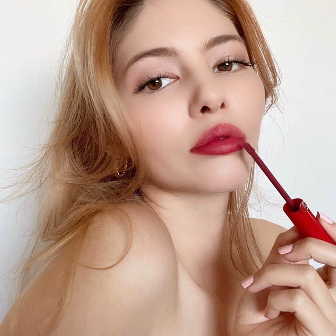 湊ジュリアナさんのインスタグラム写真 - (湊ジュリアナInstagram)「🌹Be My Valentine🌹バレンタインは私にとってキラキラ女性力がアップする日。私はドレスアップして、テンション上がるメイクをするの☺️✨今回はバレンタインをイメージして、メイクパターン2をやって見たよ〜肌はヴェールツヤ肌✨そして肌が綺麗に見えるリップカラーをいつも選ぶよ💝世界ではバレンタインはロマンティックな雰囲気で好きな人と過ごすの〜🌹✨愛を祝う特別な日としてみんな過ごして欲しい☺️こんな可愛いリッププレゼントされたら嬉しいね☺️🎁みんなにとって愛が溢れた日になりますように💕 輝く自分になって良い事沢山引きつける自分になって行きたい✨🥰  @armanibeauty 💄 I❤️Valentine’s day cuz it makes me feel sexy and romantic.✨ Makeup up, dresses and lingeries are definitely my favorite thing for the day🌹 I chose this foundation that feels light like I’m naked and this sexy lip color 🥰 I hope you have a great VDay with your love🌹 🇧🇷gente eu sei que no Brasil comemoramos o dia dos namorados só em Junho. Mas eu comemoro também no dia 14de fevereiro. Por que não comemorar a mais ?! Rs Adoro me vestir, fazer um make sexy🌹Eu escolhi esse batom mara como inspiração💄Sempre eh bom receber mimos e presentear as pessoas que amamos ☺️✨Espero que vocês tenham um dia especial e sempre não esqueça de celebrar o amor 🥰❤️ ✨ ✨ ✨ ✨ #ArmanyBeauty #アルマーニビューティー #julianaminato #湊ジュリアナ #ジュリアナ #バレンタインメイク #バレンタインプレゼント #バレンタインギフト #バレンタインディナー #armani #アルマーニ  #女性力  #デートメイク  #バレンタイン #バレンタインデー #valentinesday #valentinesdaygift #valentinesdaygiftforher #メイク好き #メイク大好き　#valentinesday2020 #バレンタイン2020 #bemyvalentine #bemyvalentines@」1月30日 17時35分 - julianaminato