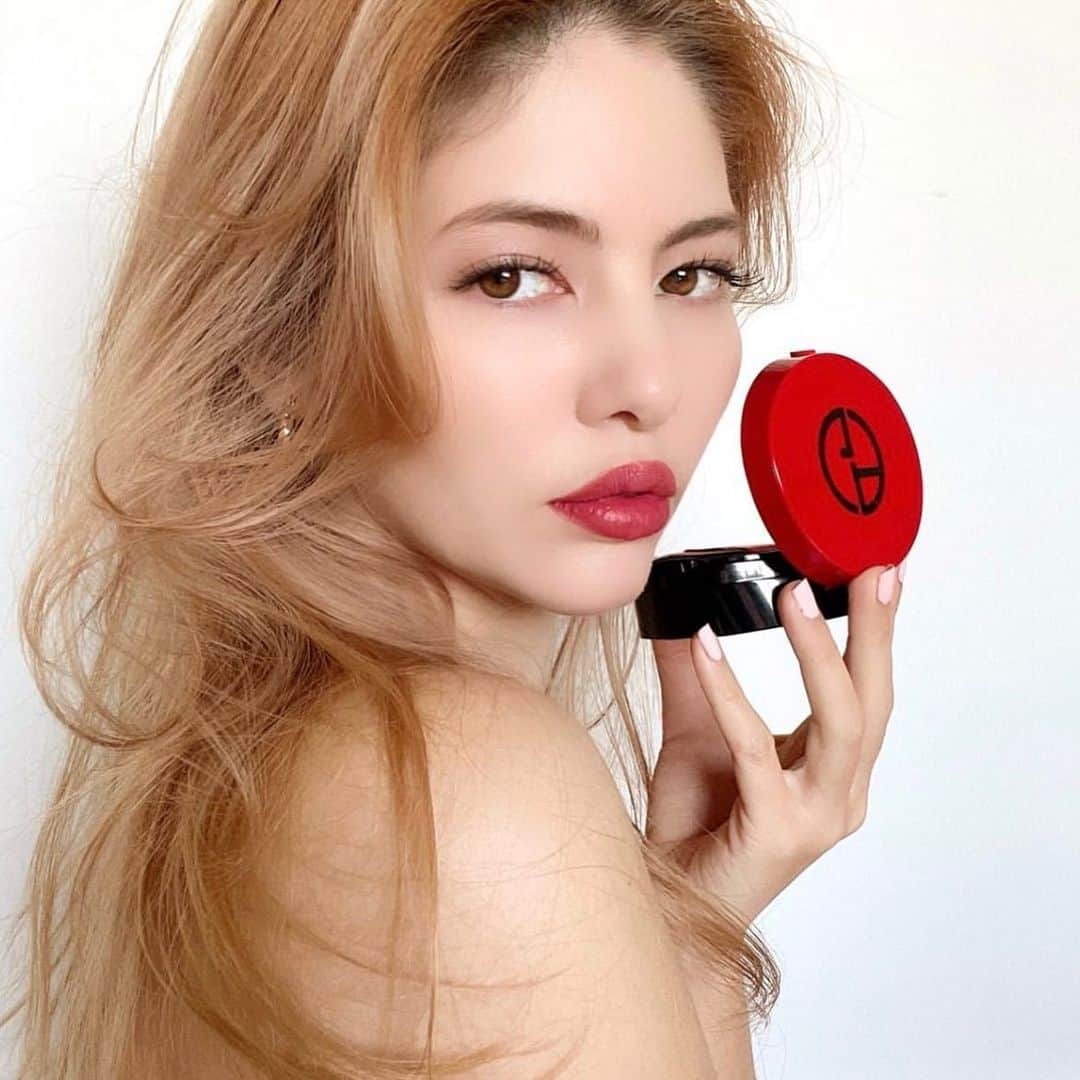 湊ジュリアナさんのインスタグラム写真 - (湊ジュリアナInstagram)「🌹Be My Valentine🌹バレンタインは私にとってキラキラ女性力がアップする日。私はドレスアップして、テンション上がるメイクをするの☺️✨今回はバレンタインをイメージして、メイクパターン2をやって見たよ〜肌はヴェールツヤ肌✨そして肌が綺麗に見えるリップカラーをいつも選ぶよ💝世界ではバレンタインはロマンティックな雰囲気で好きな人と過ごすの〜🌹✨愛を祝う特別な日としてみんな過ごして欲しい☺️こんな可愛いリッププレゼントされたら嬉しいね☺️🎁みんなにとって愛が溢れた日になりますように💕 輝く自分になって良い事沢山引きつける自分になって行きたい✨🥰  @armanibeauty 💄 I❤️Valentine’s day cuz it makes me feel sexy and romantic.✨ Makeup up, dresses and lingeries are definitely my favorite thing for the day🌹 I chose this foundation that feels light like I’m naked and this sexy lip color 🥰 I hope you have a great VDay with your love🌹 🇧🇷gente eu sei que no Brasil comemoramos o dia dos namorados só em Junho. Mas eu comemoro também no dia 14de fevereiro. Por que não comemorar a mais ?! Rs Adoro me vestir, fazer um make sexy🌹Eu escolhi esse batom mara como inspiração💄Sempre eh bom receber mimos e presentear as pessoas que amamos ☺️✨Espero que vocês tenham um dia especial e sempre não esqueça de celebrar o amor 🥰❤️ ✨ ✨ ✨ ✨ #ArmanyBeauty #アルマーニビューティー #julianaminato #湊ジュリアナ #ジュリアナ #バレンタインメイク #バレンタインプレゼント #バレンタインギフト #バレンタインディナー #armani #アルマーニ  #女性力  #デートメイク  #バレンタイン #バレンタインデー #valentinesday #valentinesdaygift #valentinesdaygiftforher #メイク好き #メイク大好き　#valentinesday2020 #バレンタイン2020 #bemyvalentine #bemyvalentines@」1月30日 17時35分 - julianaminato