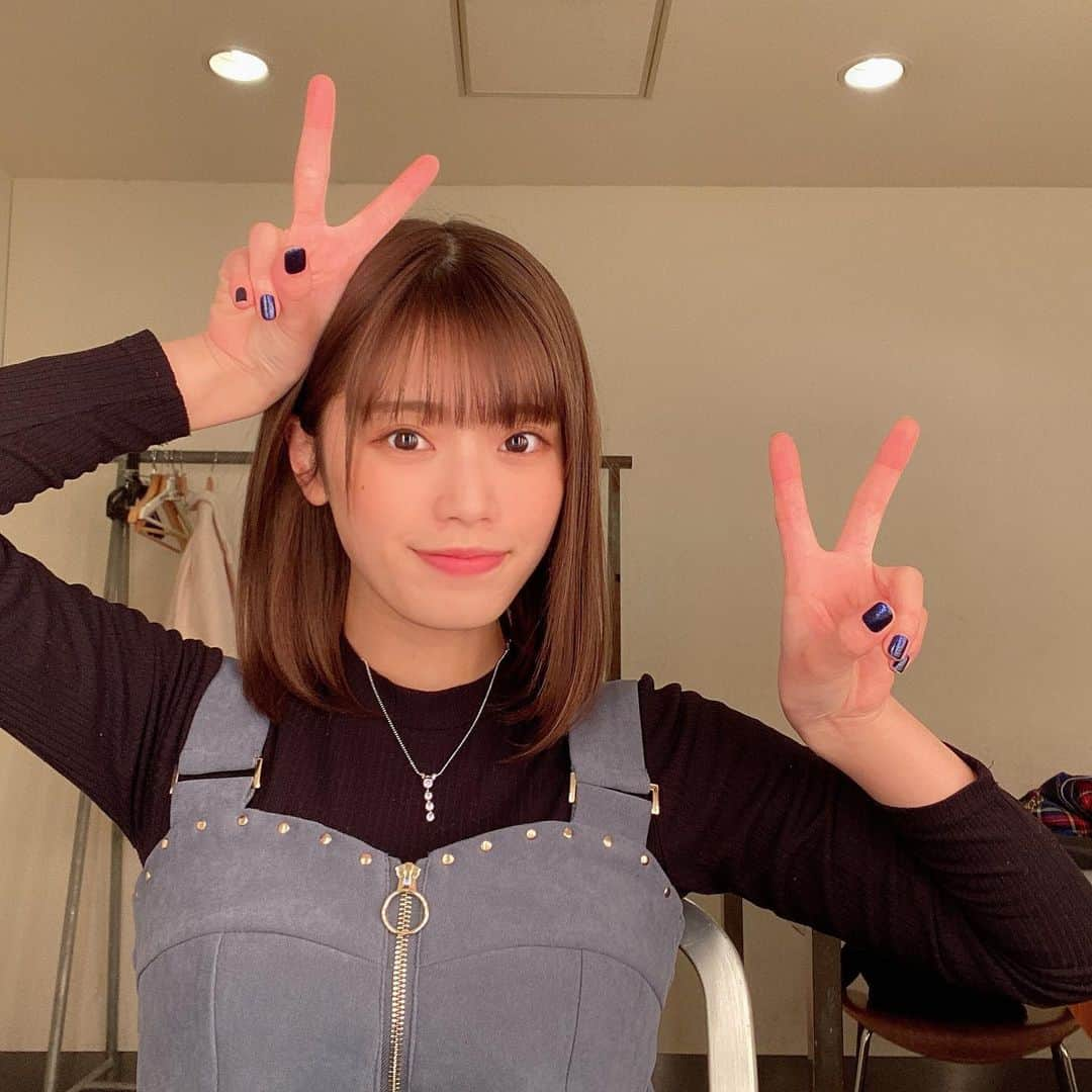 林茜実里さんのインスタグラム写真 - (林茜実里Instagram)「✌️👩‍🦰✌️  実は腕で後ろの自分の散らかった荷物隠してます笑」1月30日 17時36分 - amirihayashi_pimms