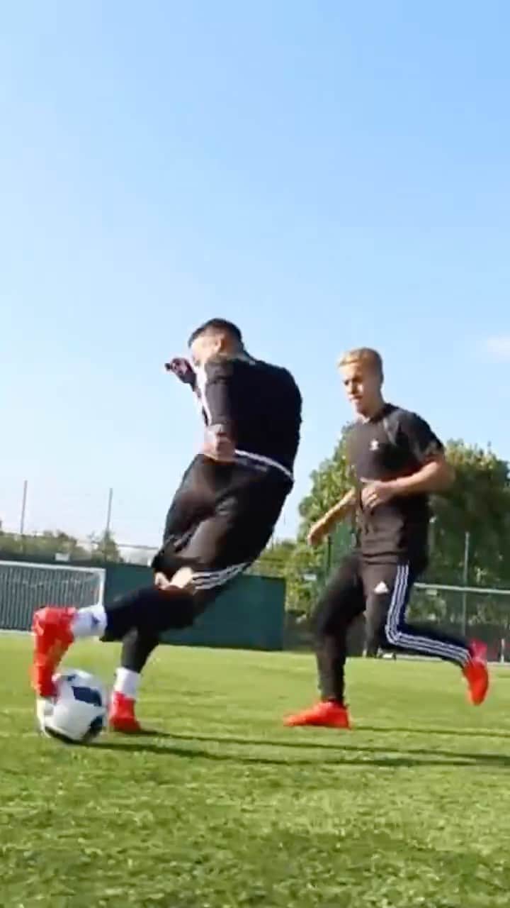 F2Freestylersのインスタグラム：「The smoothest reverse Cruyff you’ll see today! 🔄💫  #football #footballskills #footballtricks #ronaldo #messi #mbappe #neymar #soccer #soccerskills #soccerlife #soccerlife #footballgame #tricksh」