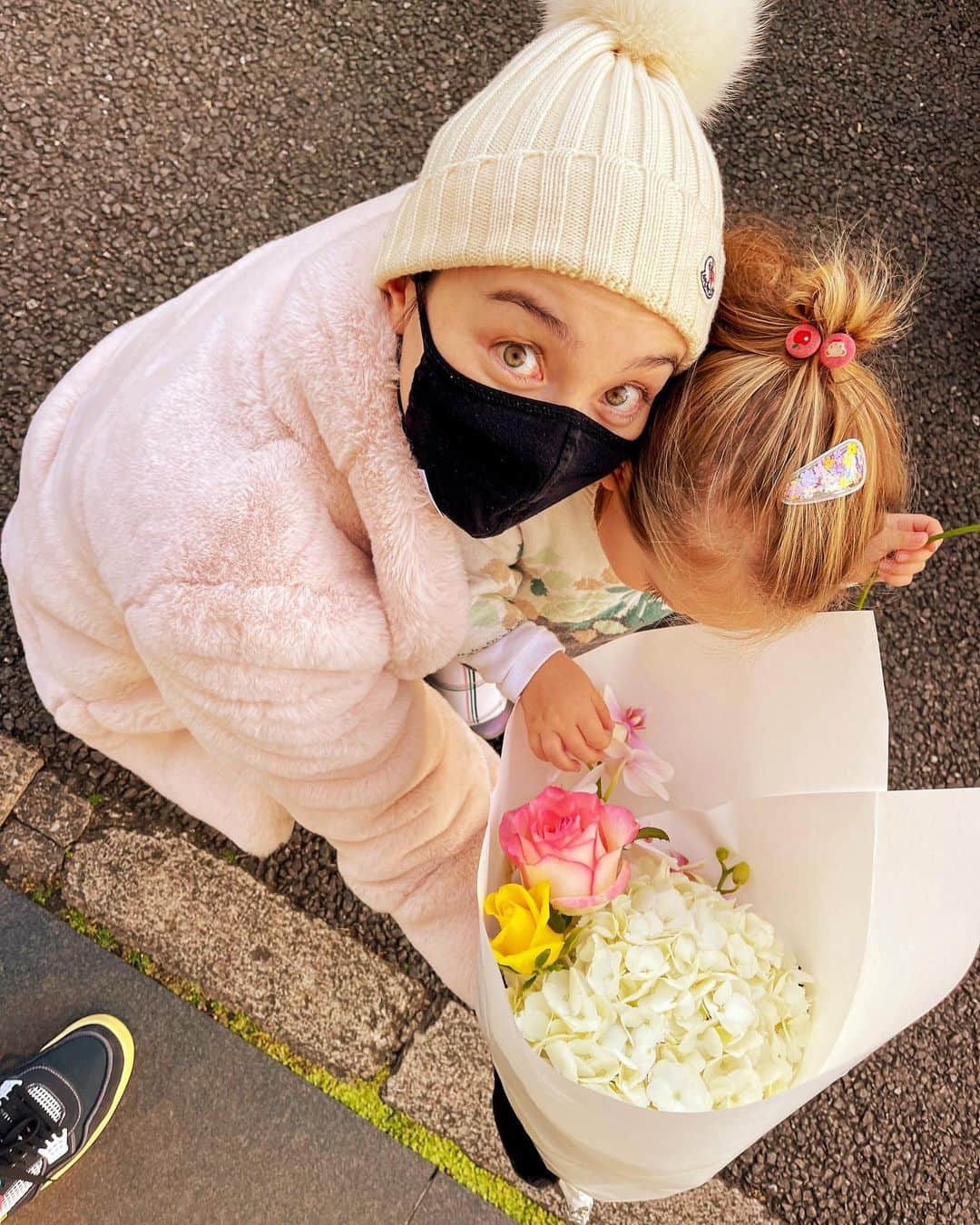 エミ・マイヤーのインスタグラム：「Weekend flwrs💐💕hydrangeas/roses/orchid  #薔薇#蘭#紫陽花　のアレンジが好きなんです！あるときはラナンキュラスと牡丹を足して^_^とても華やかになります」