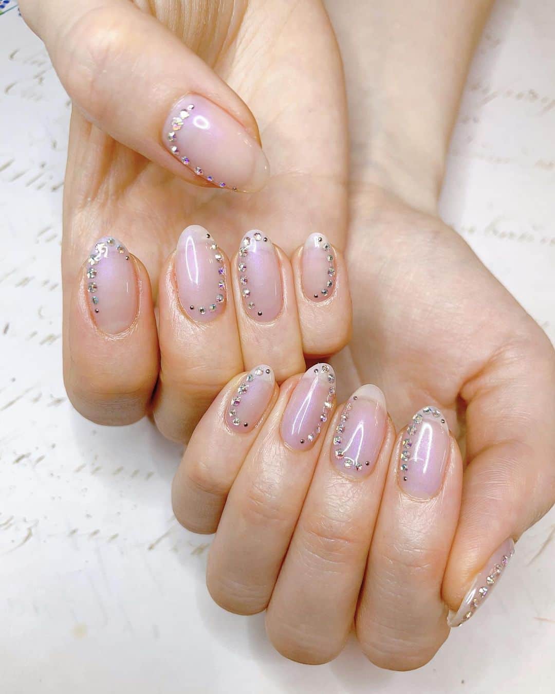 山本ソニアのインスタグラム：「new nail 💅✨  いつもデザイン考えるの楽しいな〜 シンプルで透明感があって、モダンな雰囲気が好き  #クリアネイル #ジェルネイル #nail#nailart #ネイルデザイン」