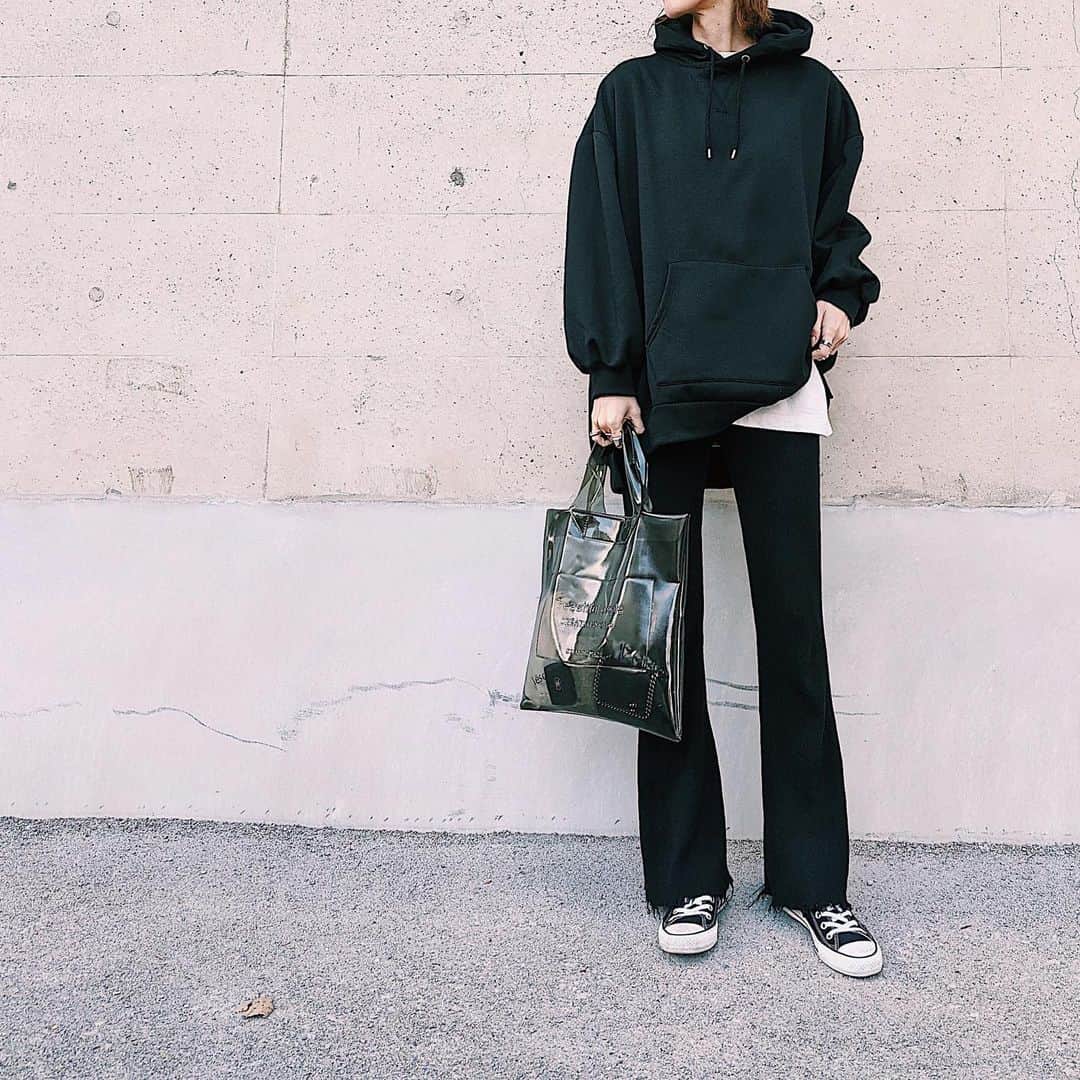 maai0528のインスタグラム：「〻👩🏻🐕‍🦺🥪🧃 Easy style‥🖤 たっぷりとした お袖のボリュームに 横からのシルエットでも伝わるぐらい オーバーサイズ感が たまんなーい♡ ↑ @classicalelf_official  ． しかもまだまだ使える裏起毛。 最高ーーーーー‼︎ ． ． ※ 2月1日(水)まで このプルオーバーパーカー60%OFFだよ。 激安すぎる。 ． ． #クラシカルエルフ #classicalelf #エルフコーデ #ビッグシルエット #裏起毛 #パーカー #プルオーバーパーカー #locari #ロカリ#大人コーデ  #プチプラコーデ」