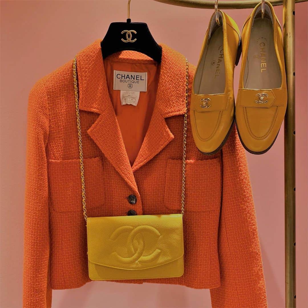Vintage Brand Boutique AMOREさんのインスタグラム写真 - (Vintage Brand Boutique AMOREInstagram)「Vintage Chanel vitamin color items💛🍊🍋 Jacket : size 40 Shoes : size 38  On website search for  Shoes : AO25600 Jacket : AO29095 WOC :AO21200 #vintagechanel #chaneljacket #chanelbag #chanelshoes」1月30日 17時49分 - amore_tokyo