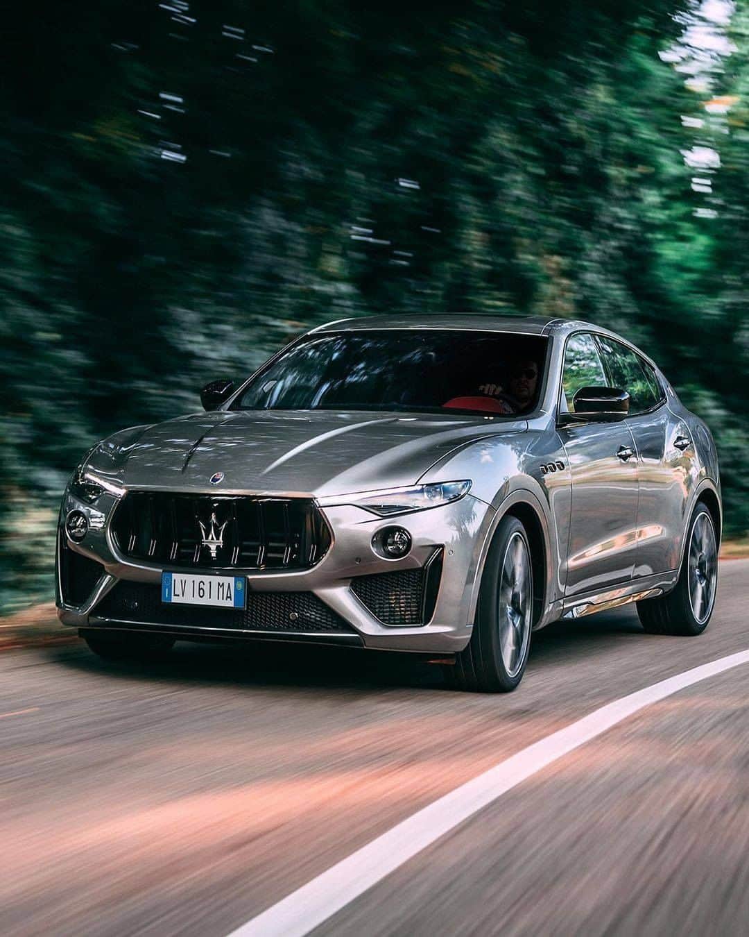 Maserati Japan | マセラティ ジャパンのインスタグラム：「勇猛でありながら洗練されたレヴァンテトロフェオのスタイリング。ドライバーの冒険心を、もっとも優雅なかたちで体現するマセラティのSUVです。  レヴァンテ トロフェオの詳細はこちら https://www.maserati.com/jp/ja/models/levante  #Maserati #マセラティ  #MaseratiJapan #マセラティジャパン #LevanteTrofeo #レヴァンテトロフェオ」