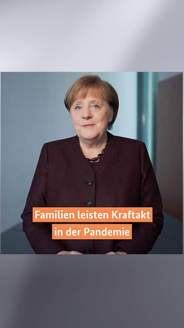アンゲラ・メルケルのインスタグラム：「Die Corona-Pandemie ist für Eltern ein gewaltiger Kraftakt, so Kanzlerin Merkel in ihrem neuen Podcast: „In der Bundesregierung sind wir uns sehr bewusst, wie hart der Alltag für viele Eltern und Kinder zurzeit ist.“ Deshalb habe man eine Reihe von Maßnahmen zur Unterstützung von Familien auf den Weg gebracht. Je konsequenter wir jetzt die Corona-Regeln einhielten, desto schneller könnten Kitas und Schulen wieder geöffnet werden. . . . #familien #eltern #alleinerziehende #kinder #jugendliche #kita #schule #erziehung #homeschooling #homeoffice #corona #coronavirus  #covid_19 #pandemie #impfen #impfung #deutschland #kanzlerin #bundeskanzlerin #merkel #podcast #politik」
