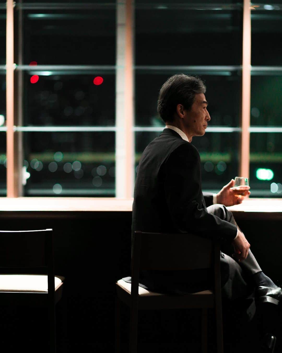読売テレビアナウンス部のインスタグラム：「【ポトレ企画📸】  今夜は#萩原章嘉 アナ いや、格好良すぎでしょ。  ＊グラスに入っているのは 麦茶です＊  >>>>>>>>>>>>>>>>>>>>>> そのほかの写真は ▶︎岩原アナ @ytv_iwahara  のアカウントでご覧いただけます <<<<<<<<<<<<<<<<<<<<<<  #ytv #読売テレビ #アナウンサー  #photography #photo #5dmarkiv  #portraitphotography #portrait  #canon85mmf18 #canon #東京カメラ部 #ポートレート  #ダンディー #イケオジ #麦茶」